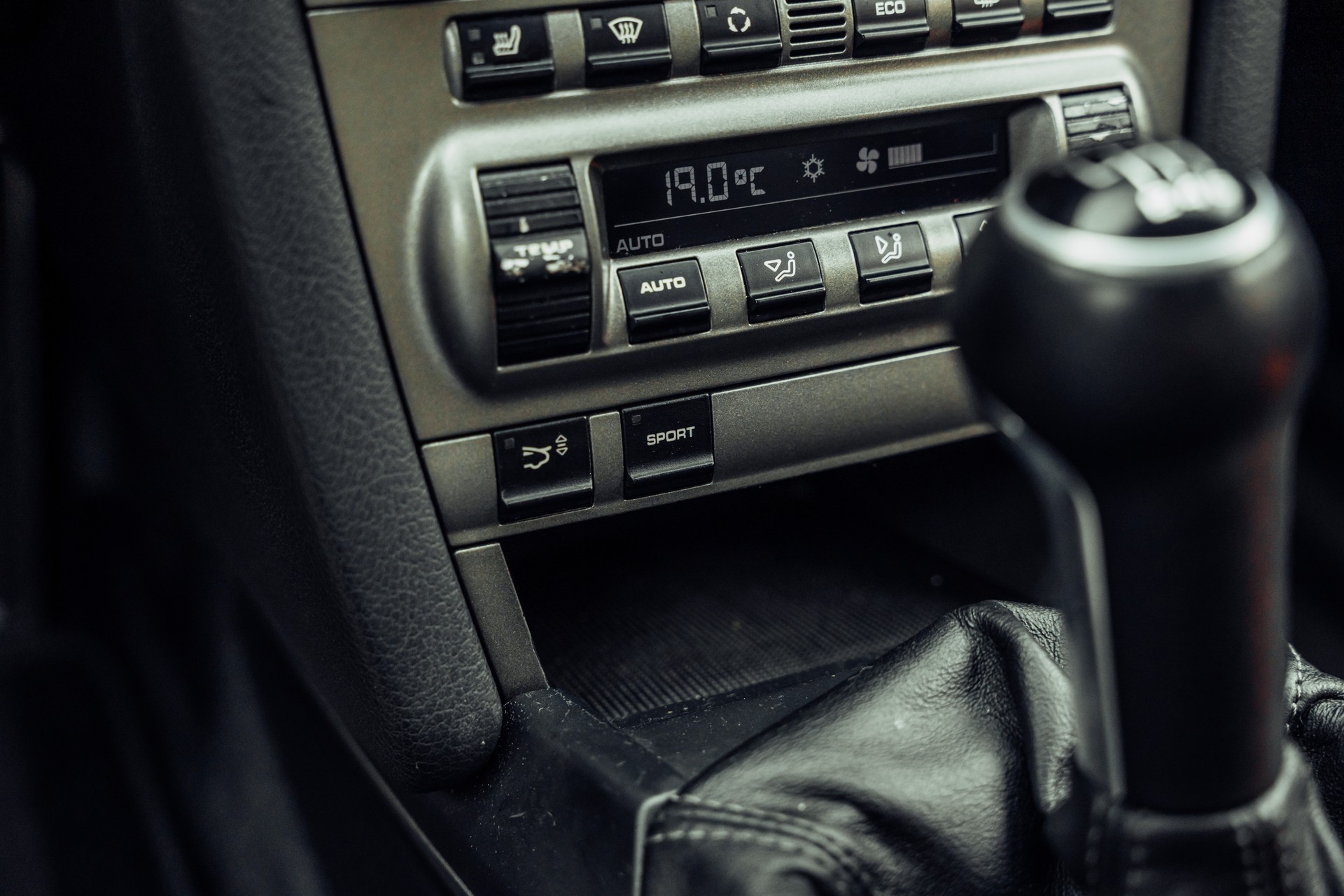 PORSCHE 911 Carrera-image-14