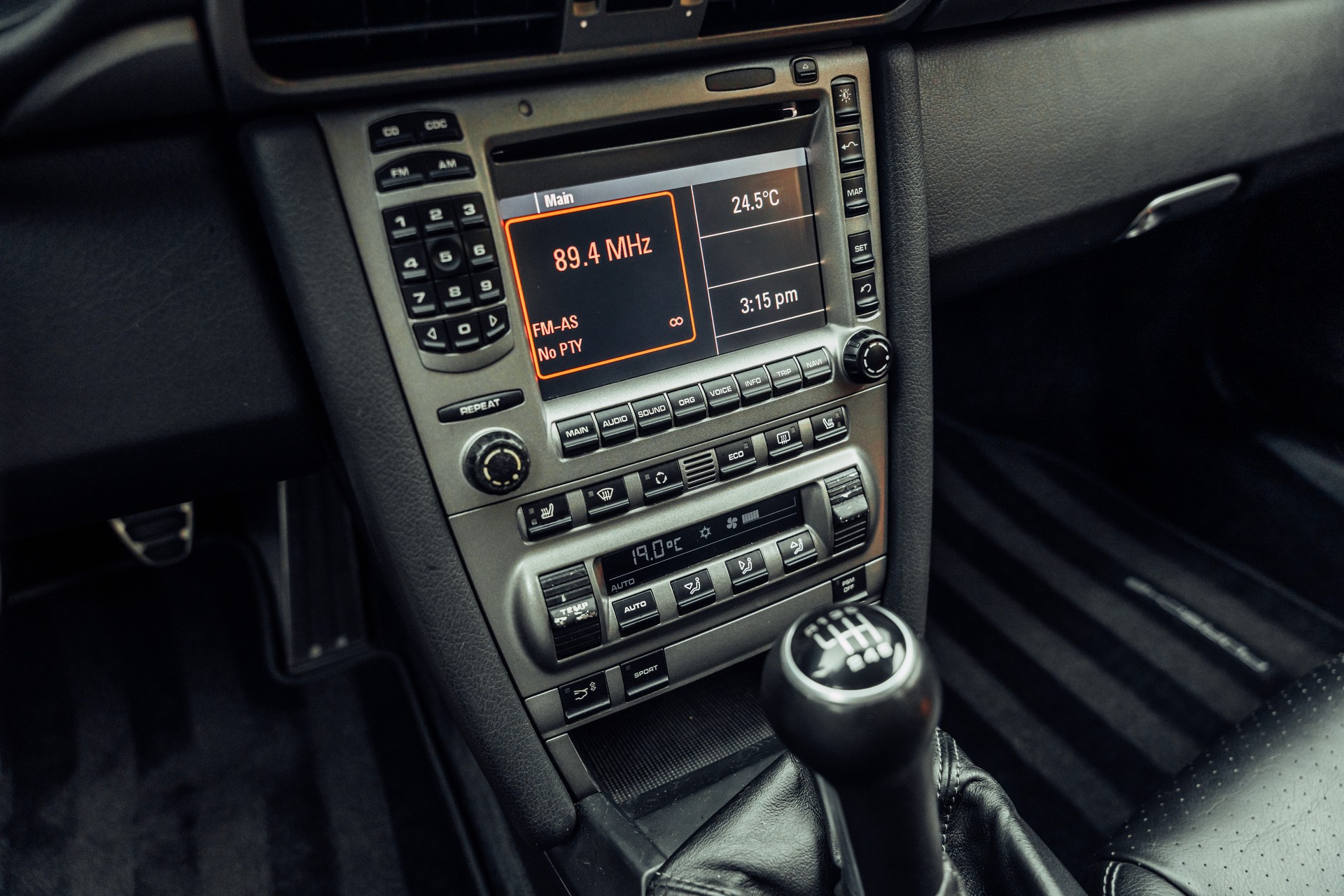 PORSCHE 911 Carrera-image-12
