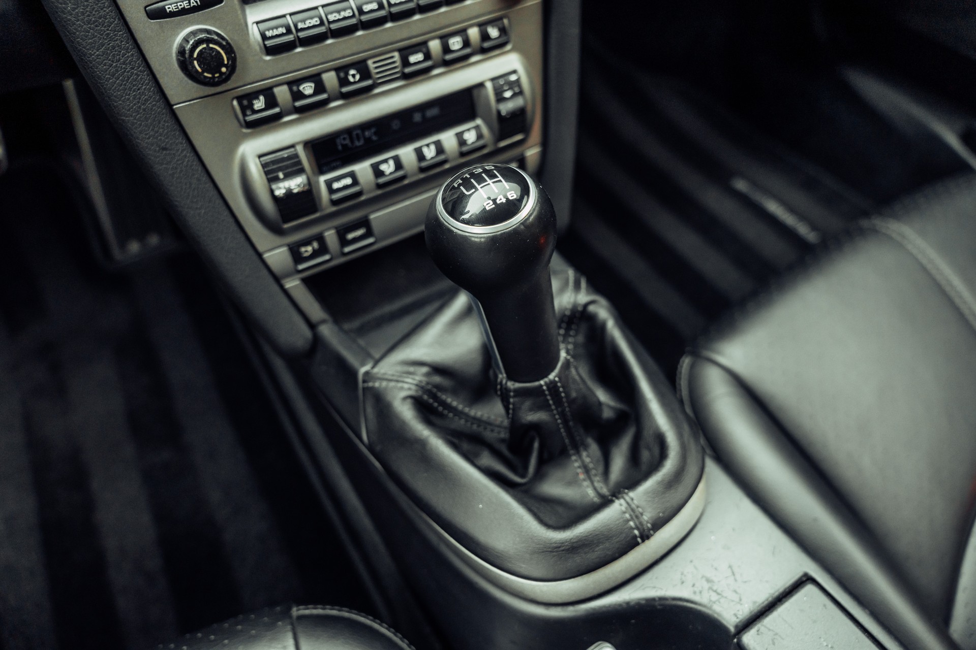 PORSCHE 911 Carrera-image-17