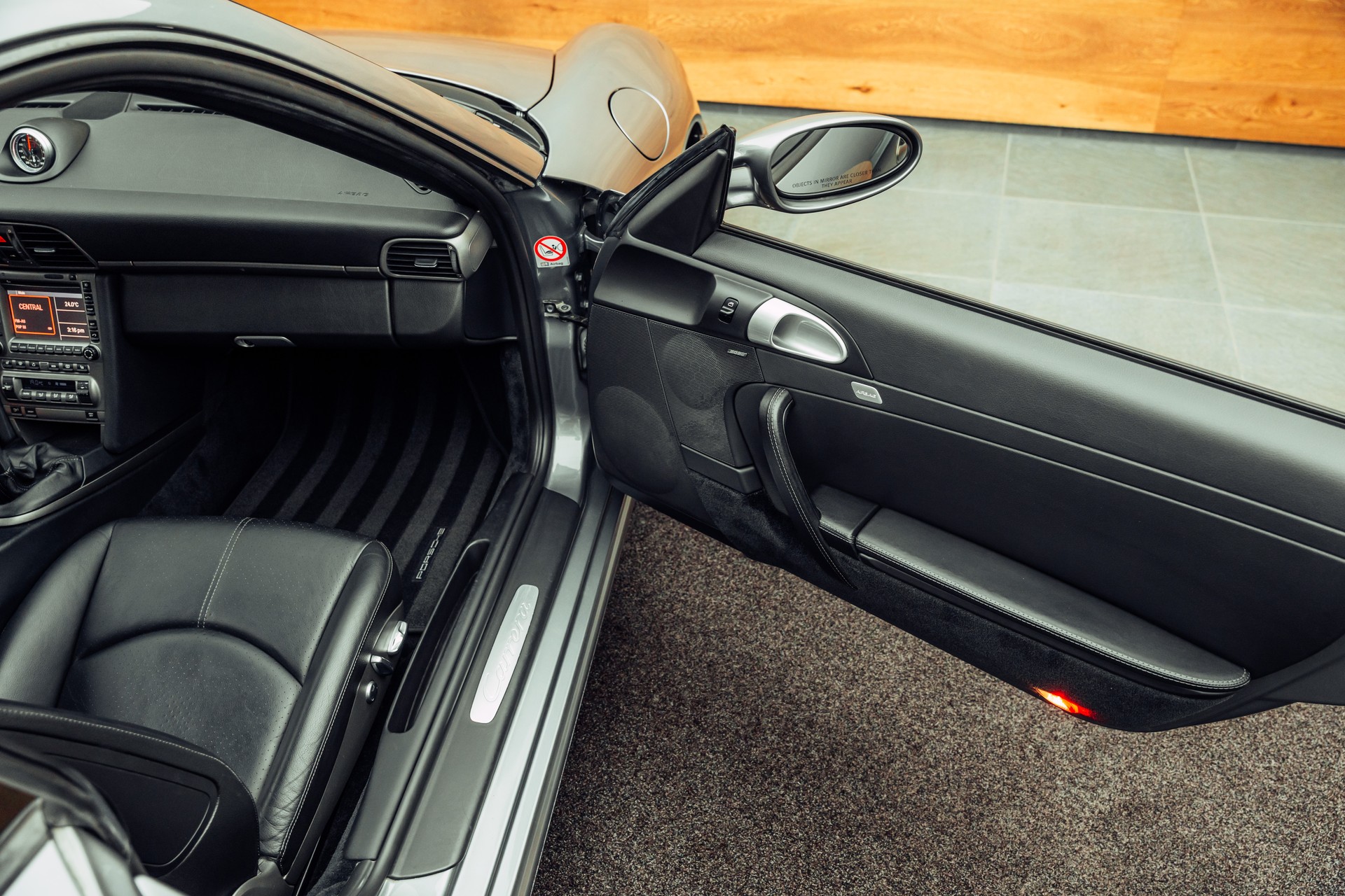 PORSCHE 911 Carrera-image-19