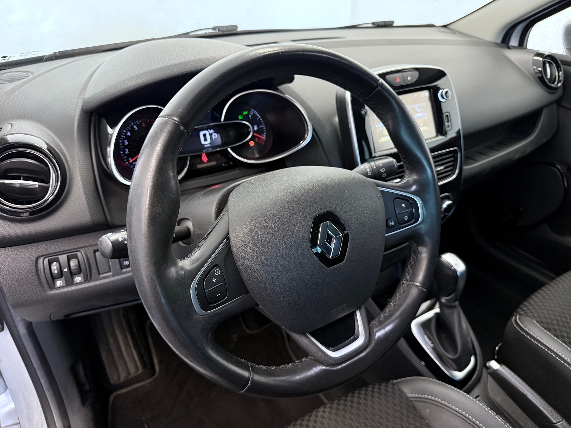 RENAULT Clio 1.2 16V T GT Line EDC-image-14