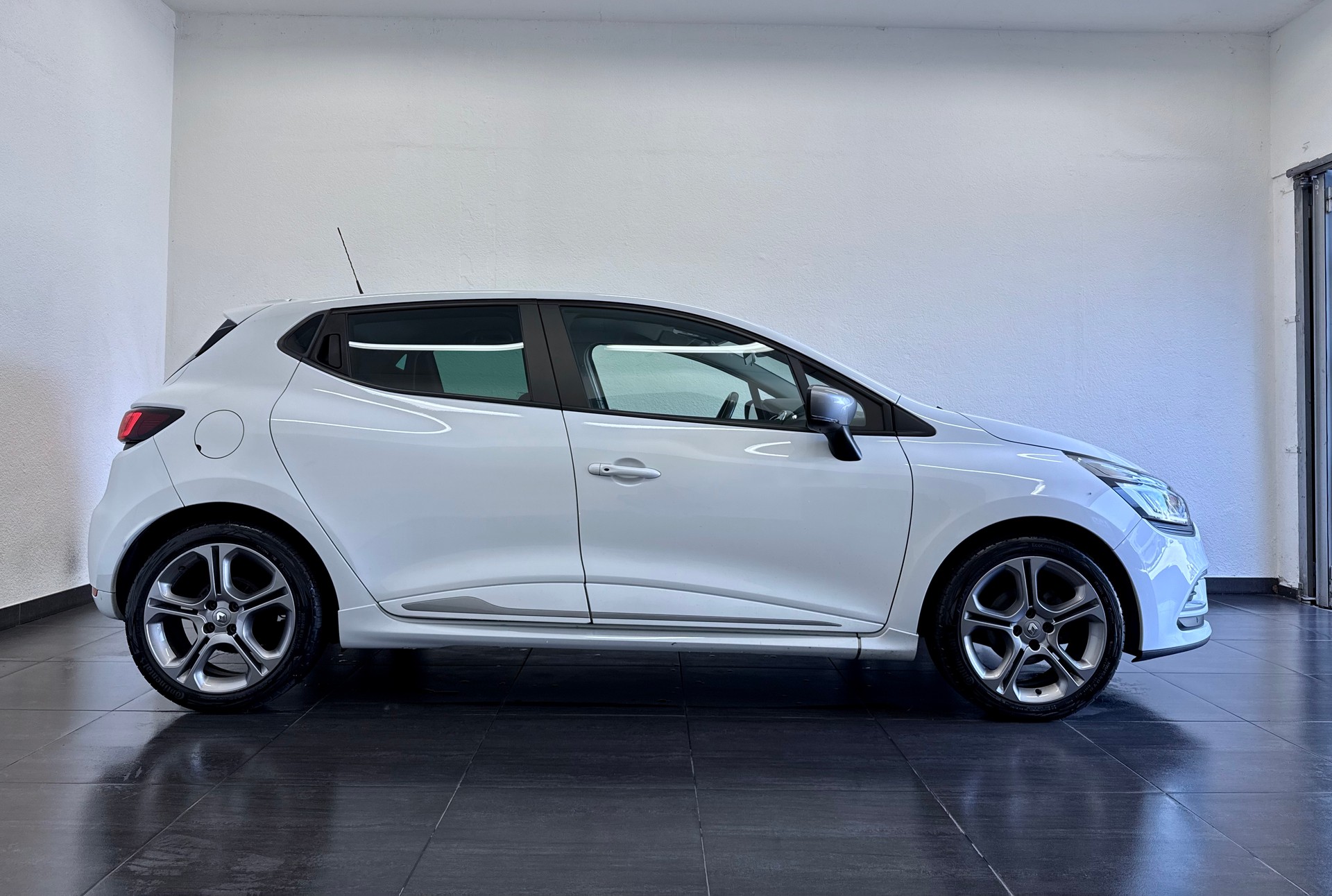 RENAULT Clio 1.2 16V T GT Line EDC-image-4