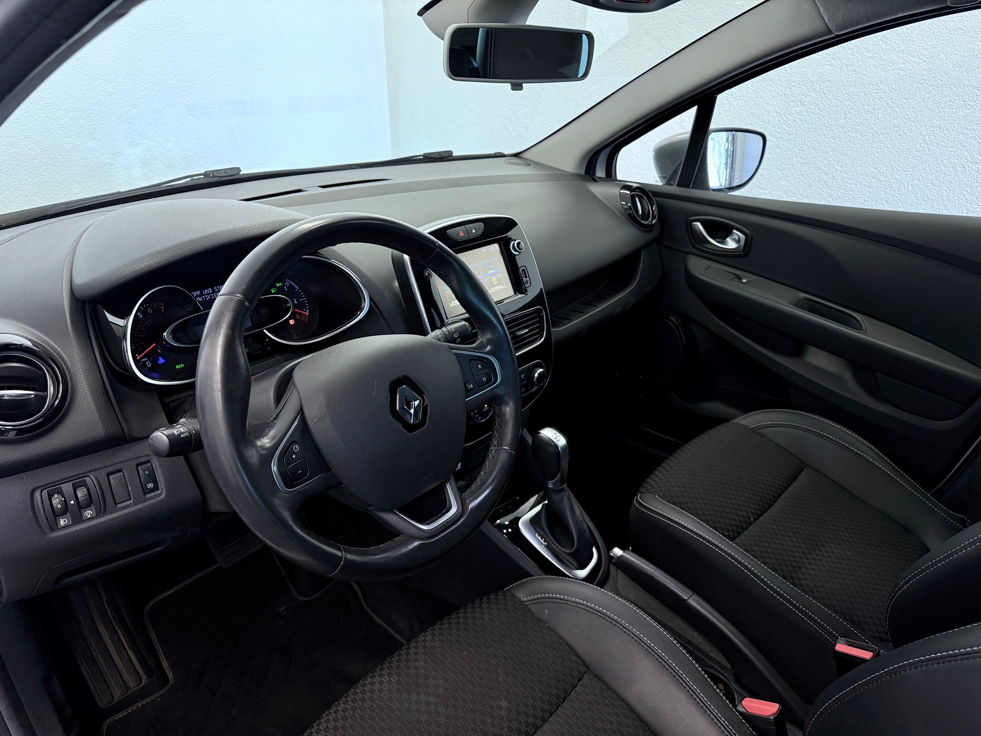RENAULT Clio 1.2 16V T GT Line EDC-image-15