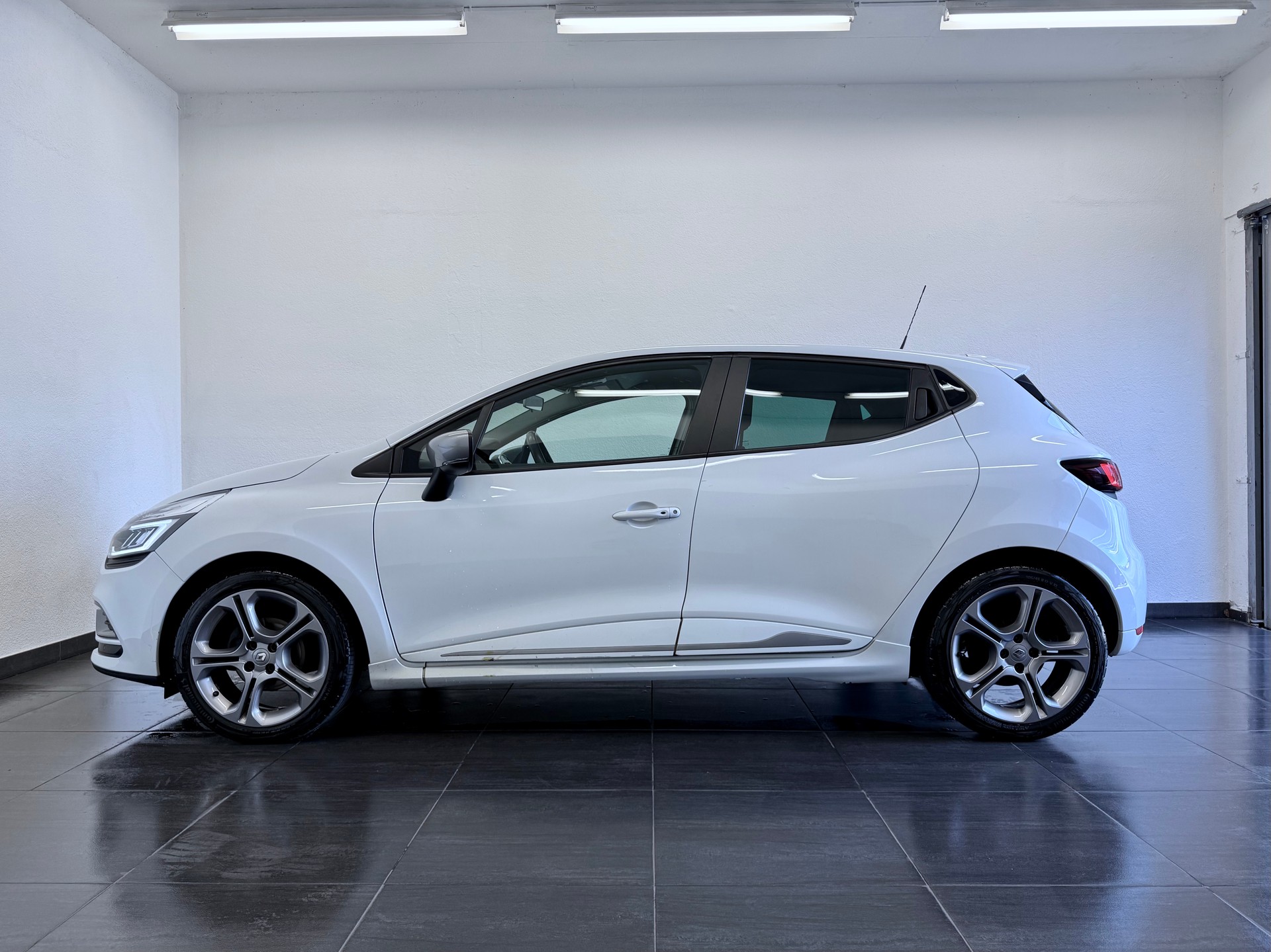 RENAULT Clio 1.2 16V T GT Line EDC-image-6