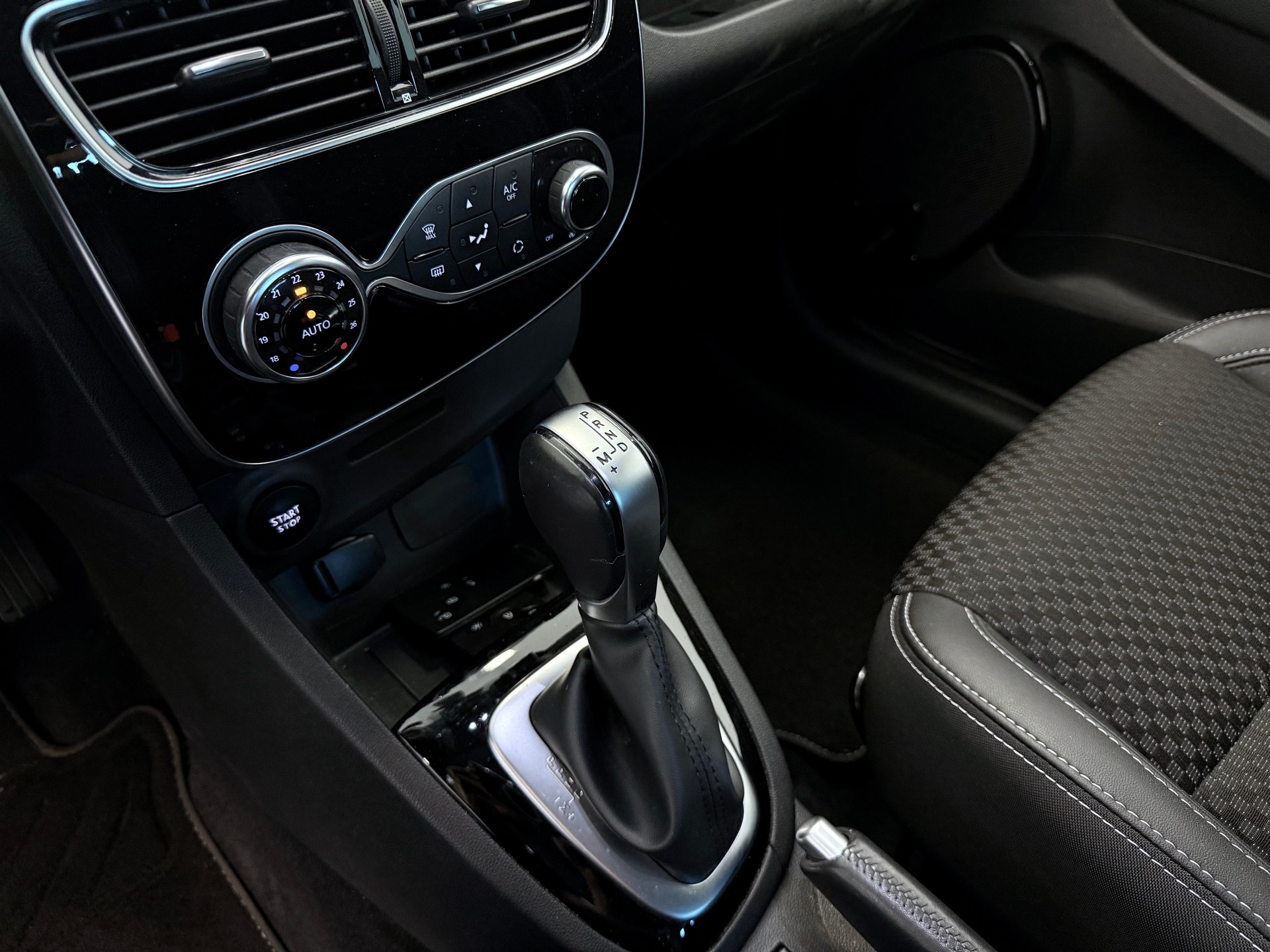 RENAULT Clio 1.2 16V T GT Line EDC-image-21