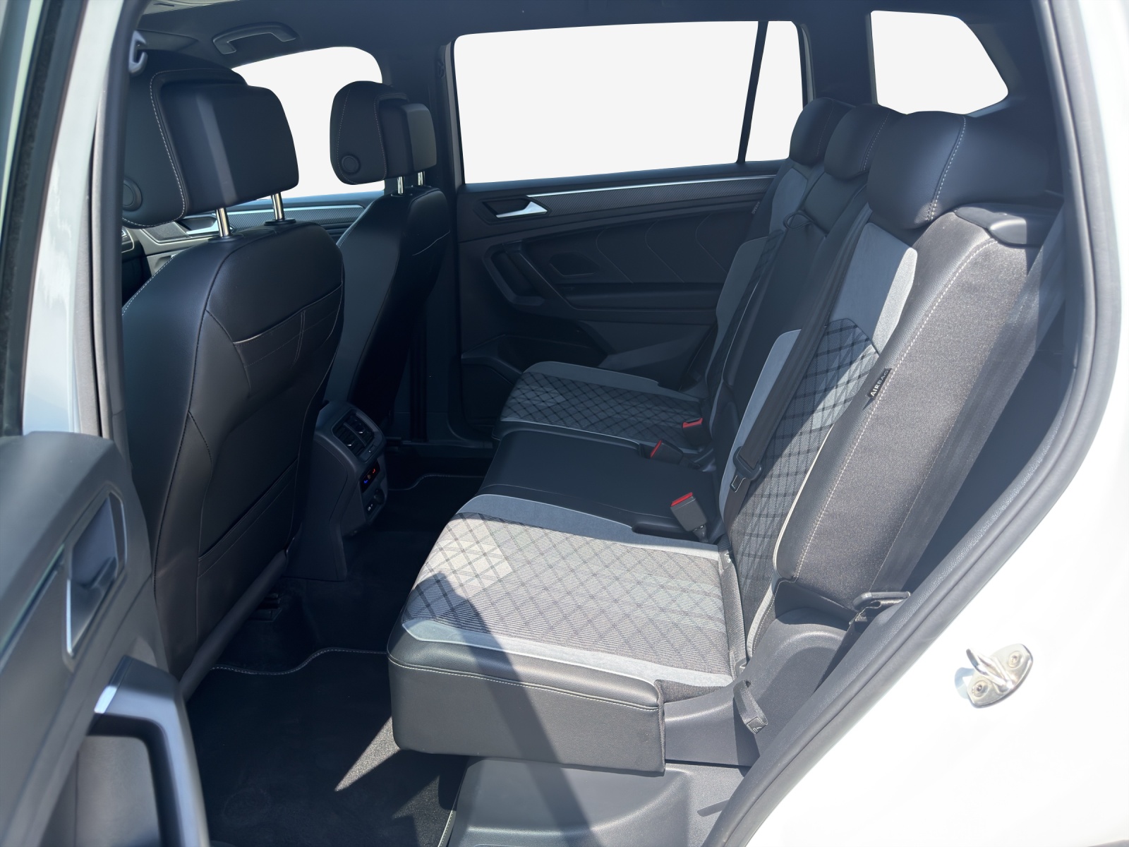 VW Tiguan Allspace 2.0 TDI SCR R-Line 4Motion DSG-image-11