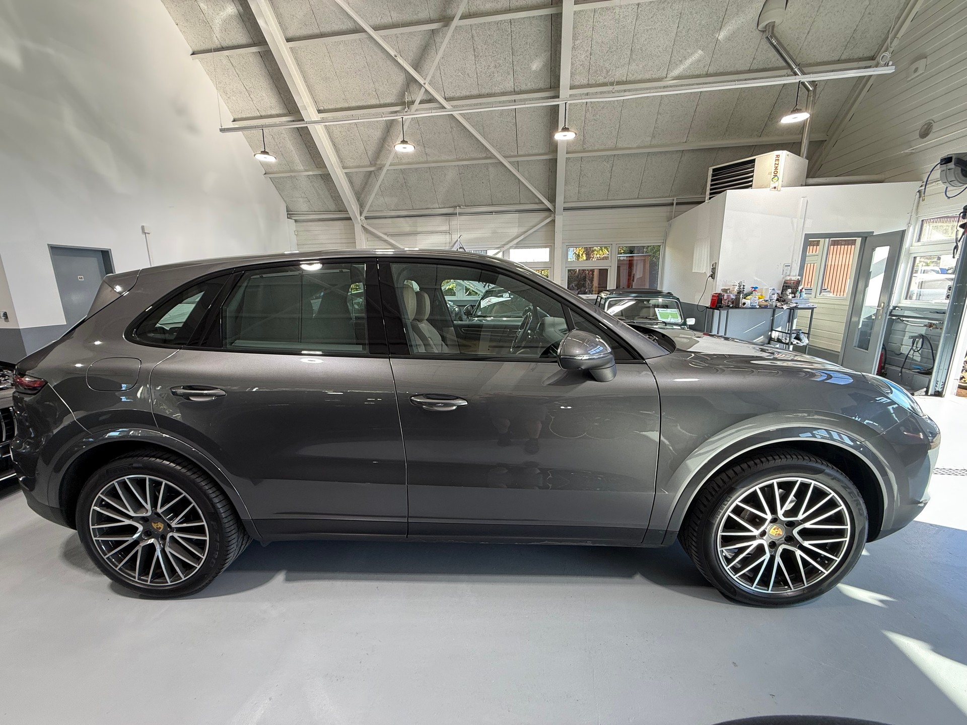 PORSCHE Cayenne-image-3