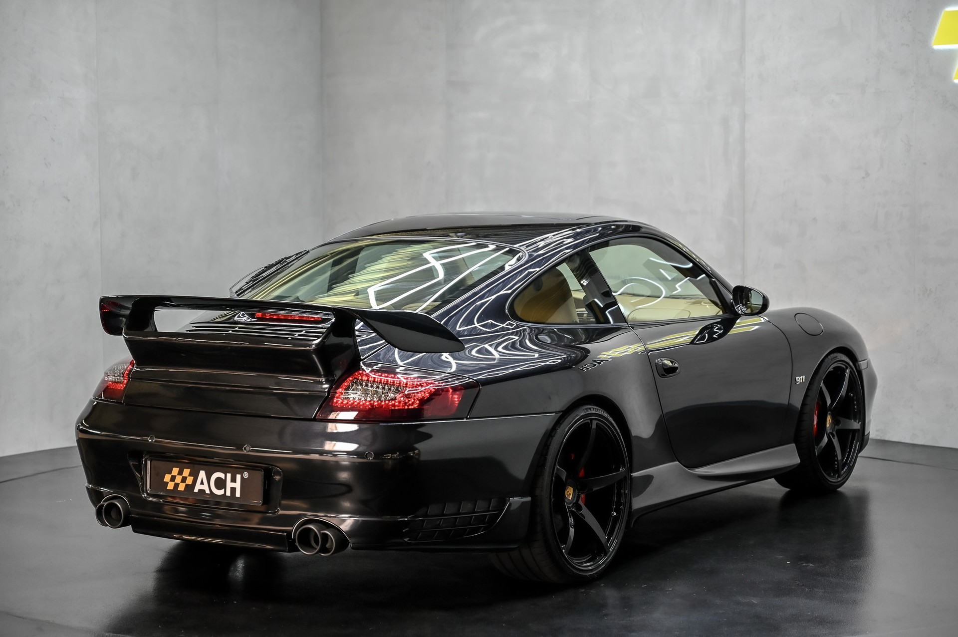 PORSCHE 911 Carrera 4S-image-8