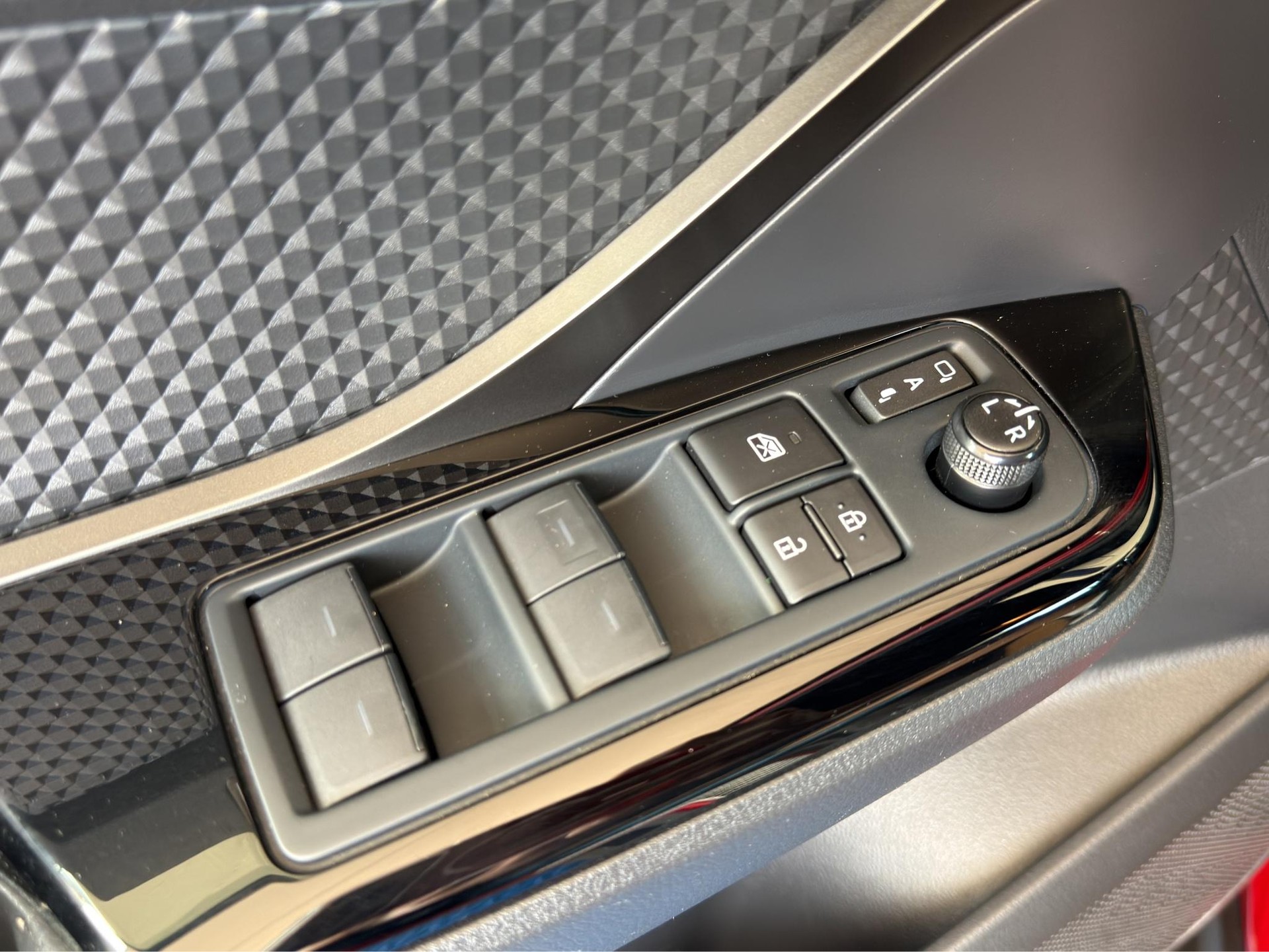 TOYOTA C-HR 2.0 VVTi HSD Move-image-9