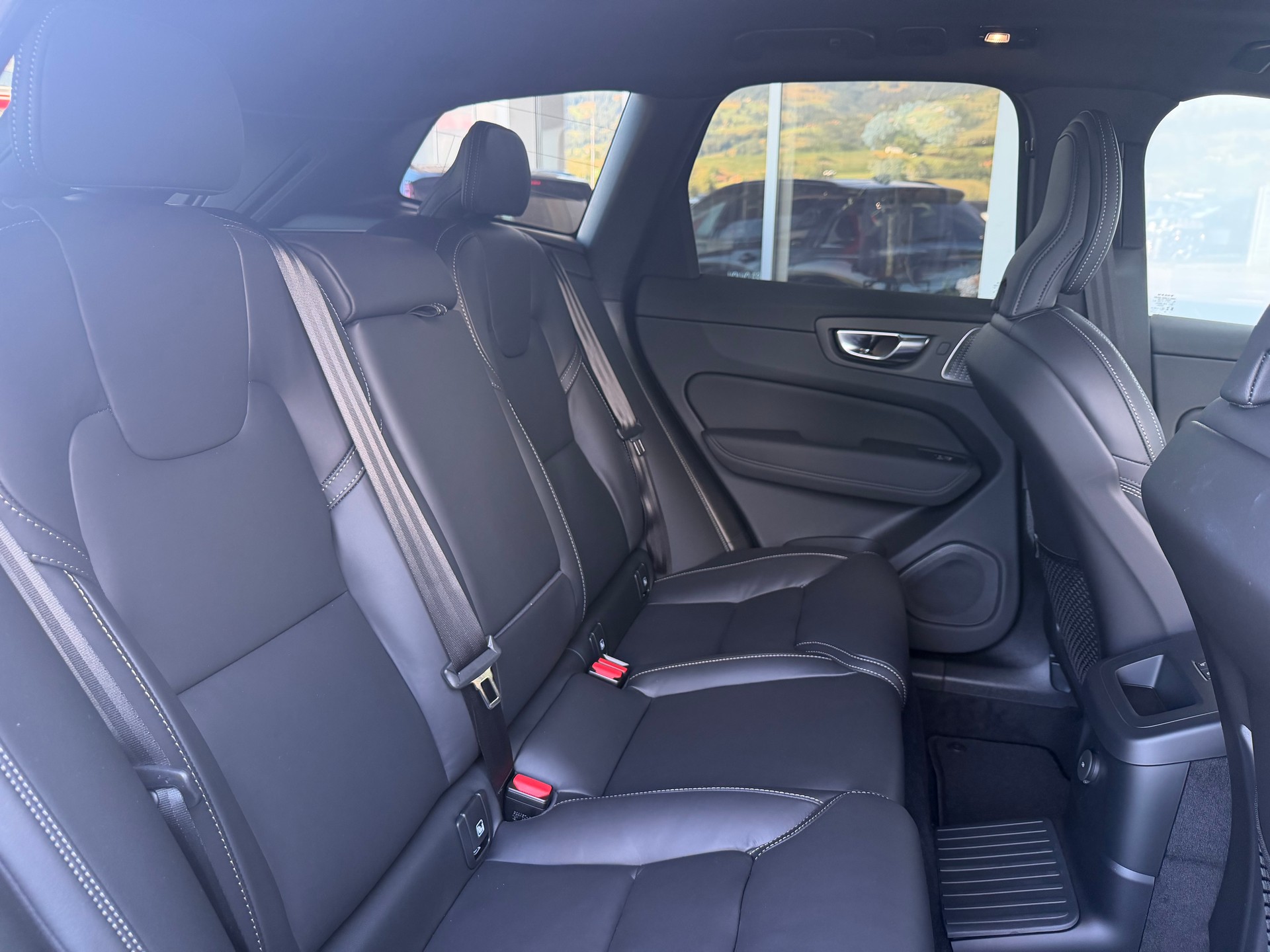 VOLVO XC60 T8 eAWD Ultra Dark Geartronic-image-5