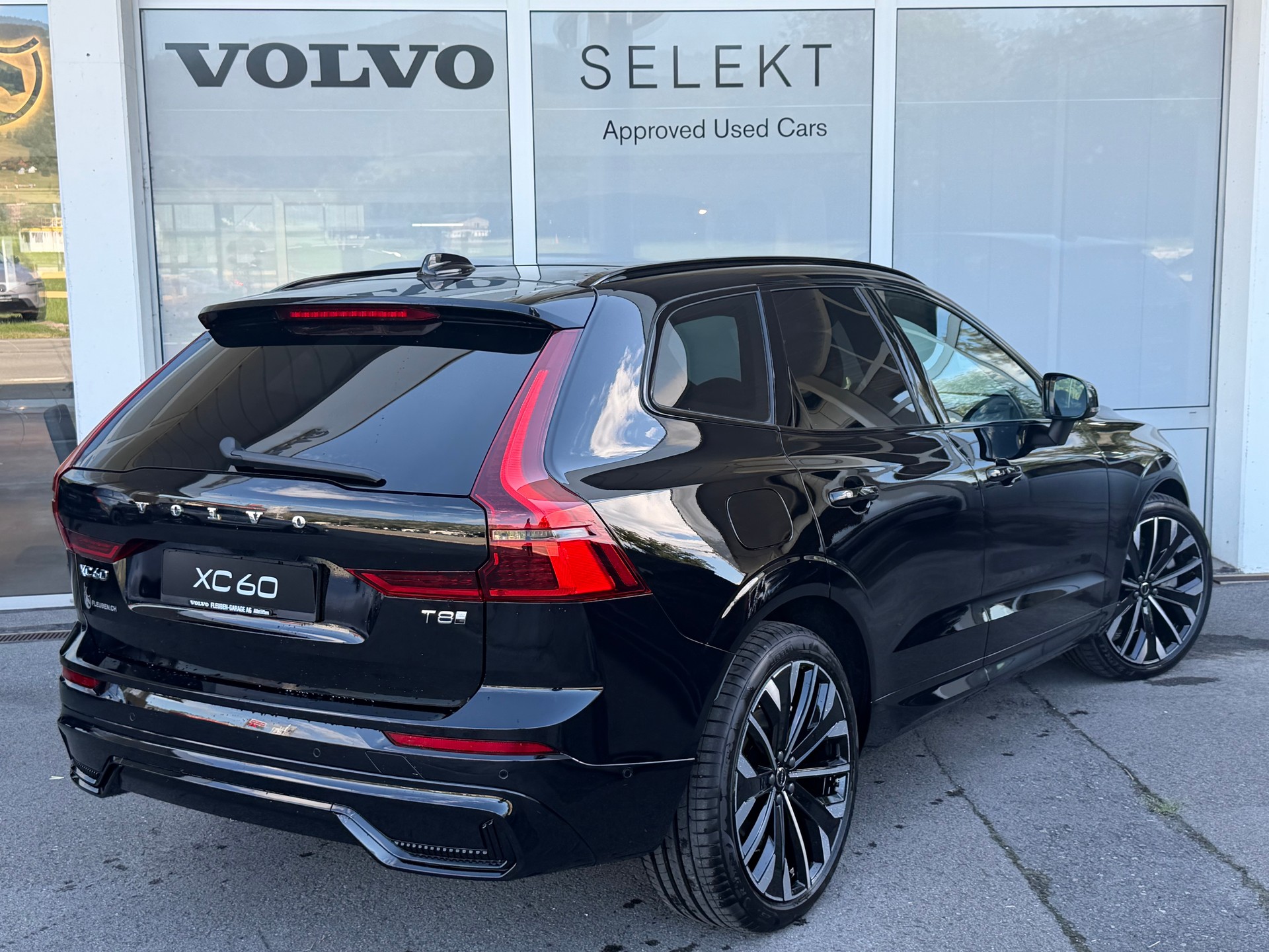 VOLVO XC60 T8 eAWD Ultra Dark Geartronic-showroom-element-1