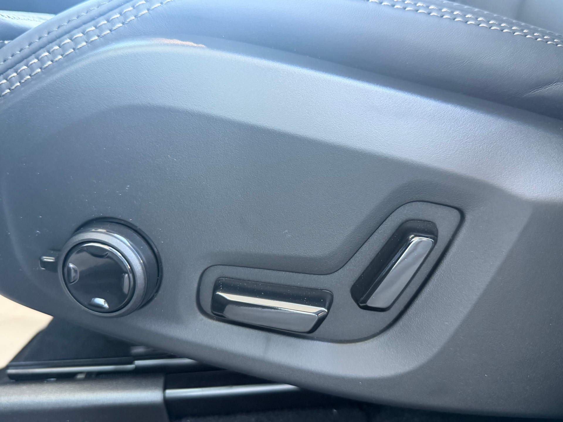 VOLVO XC60 T8 eAWD Ultra Dark Geartronic-image-4