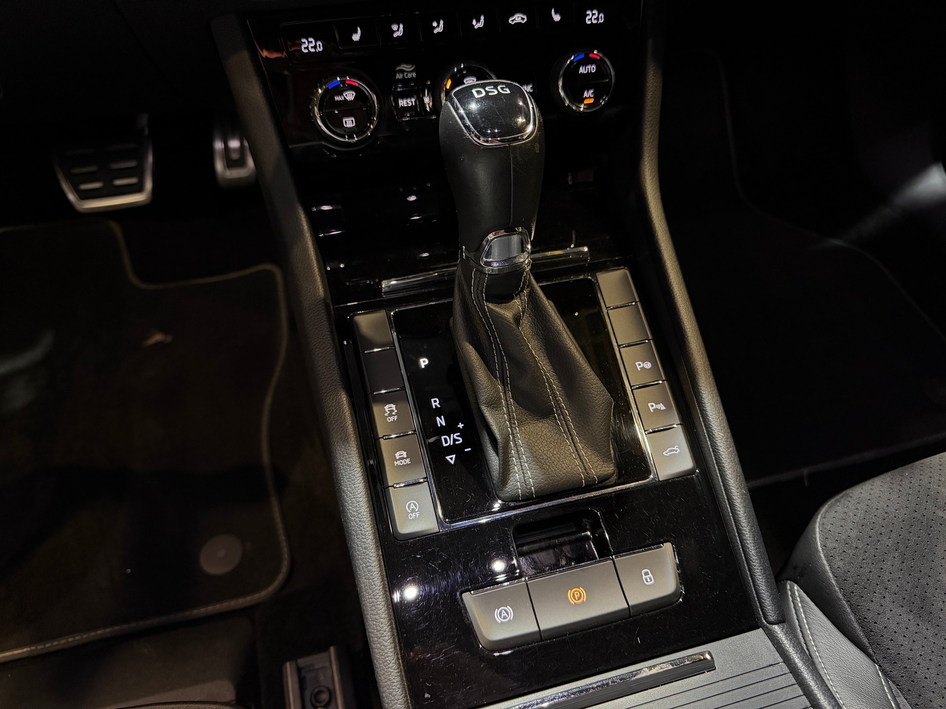SKODA Superb Combi 2.0 TDi SportLine+ DSG-image-19