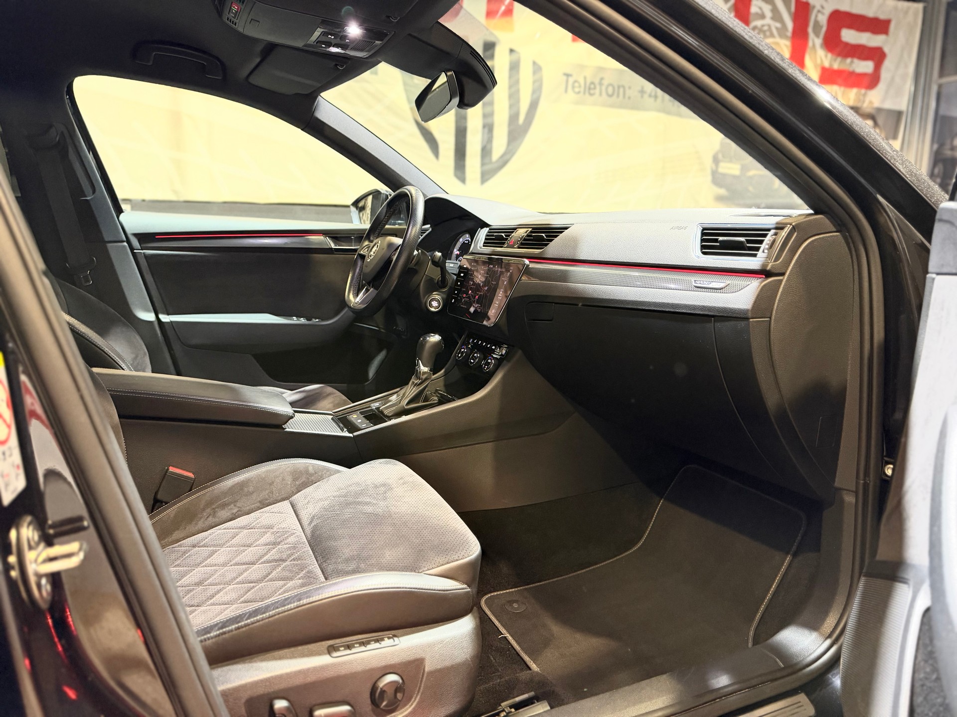 SKODA Superb Combi 2.0 TDi SportLine+ DSG-image-12