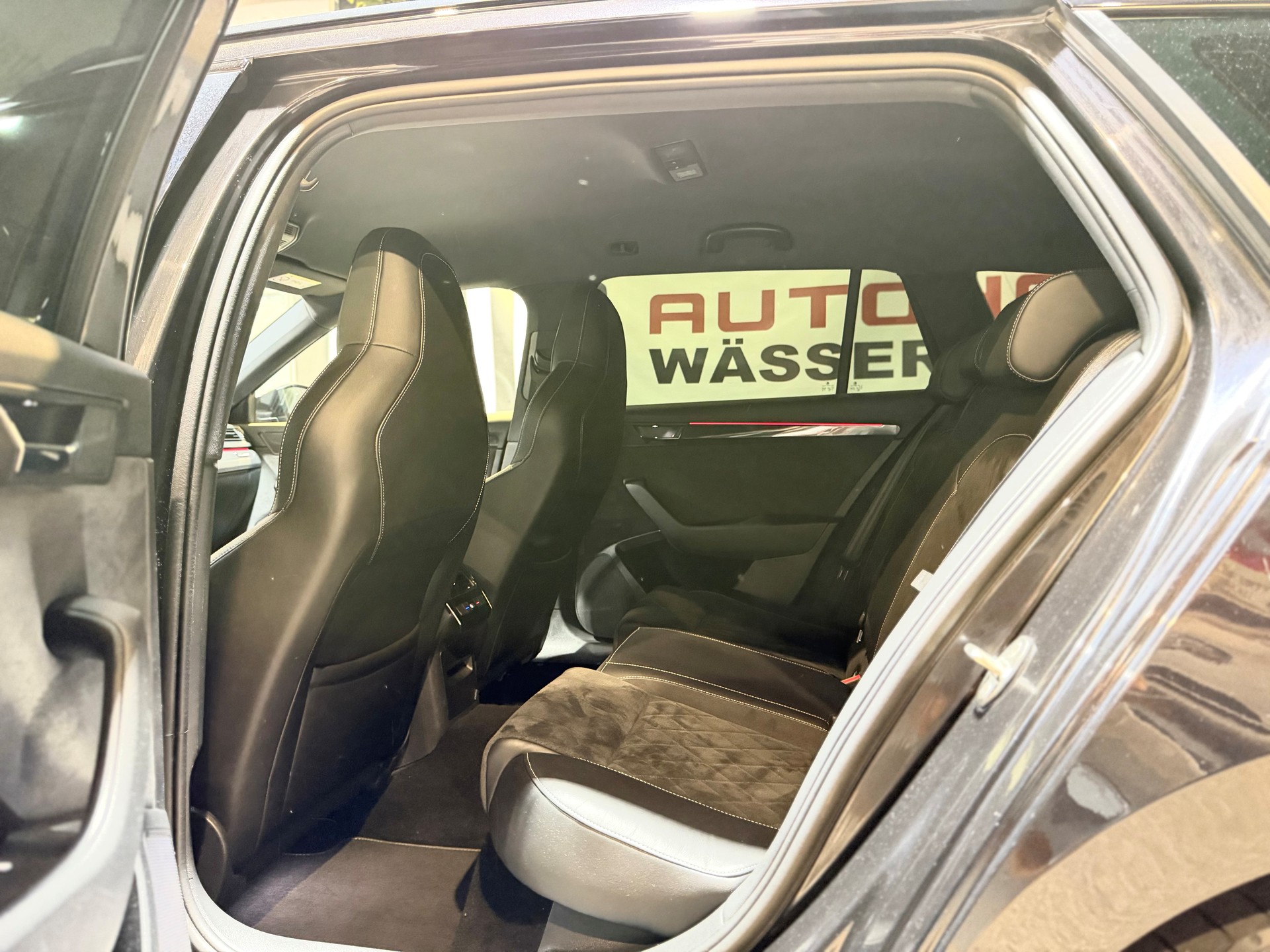 SKODA Superb Combi 2.0 TDi SportLine+ DSG-image-14