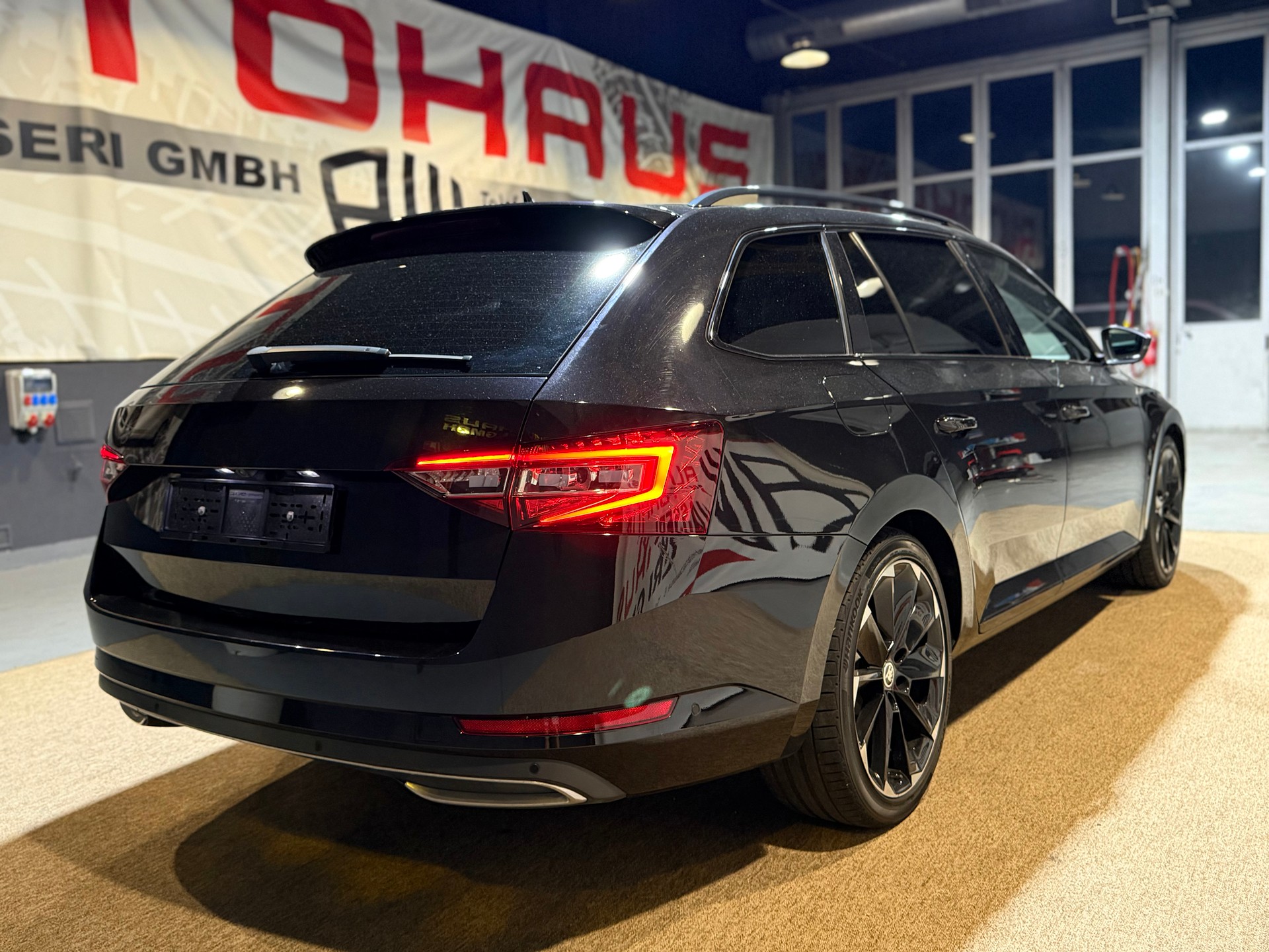 SKODA Superb Combi 2.0 TDi SportLine+ DSG-image-1