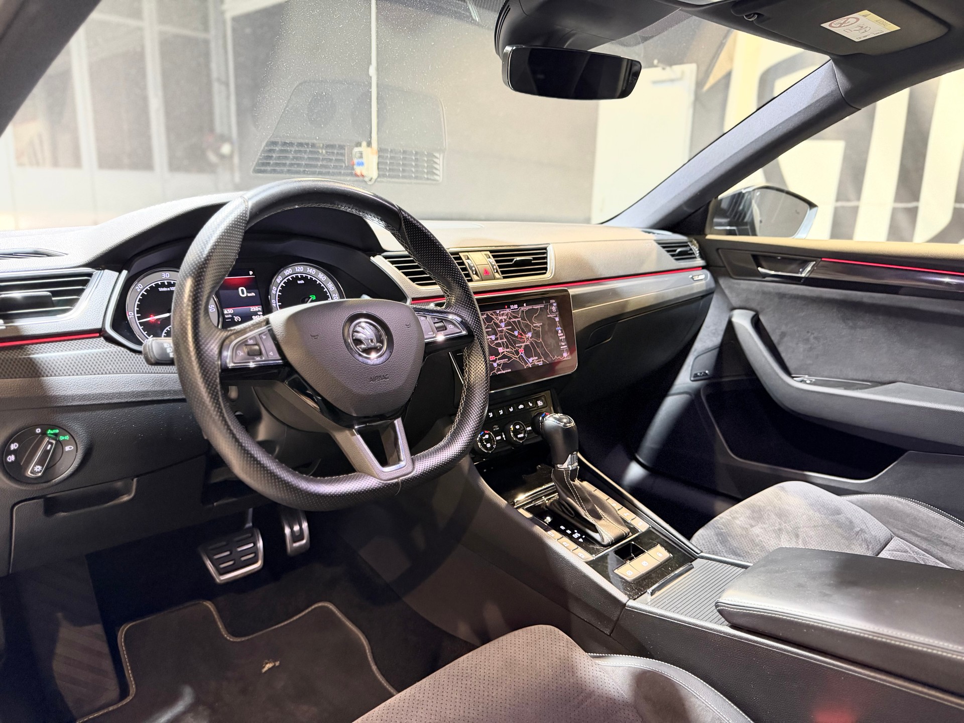 SKODA Superb Combi 2.0 TDi SportLine+ DSG-image-11