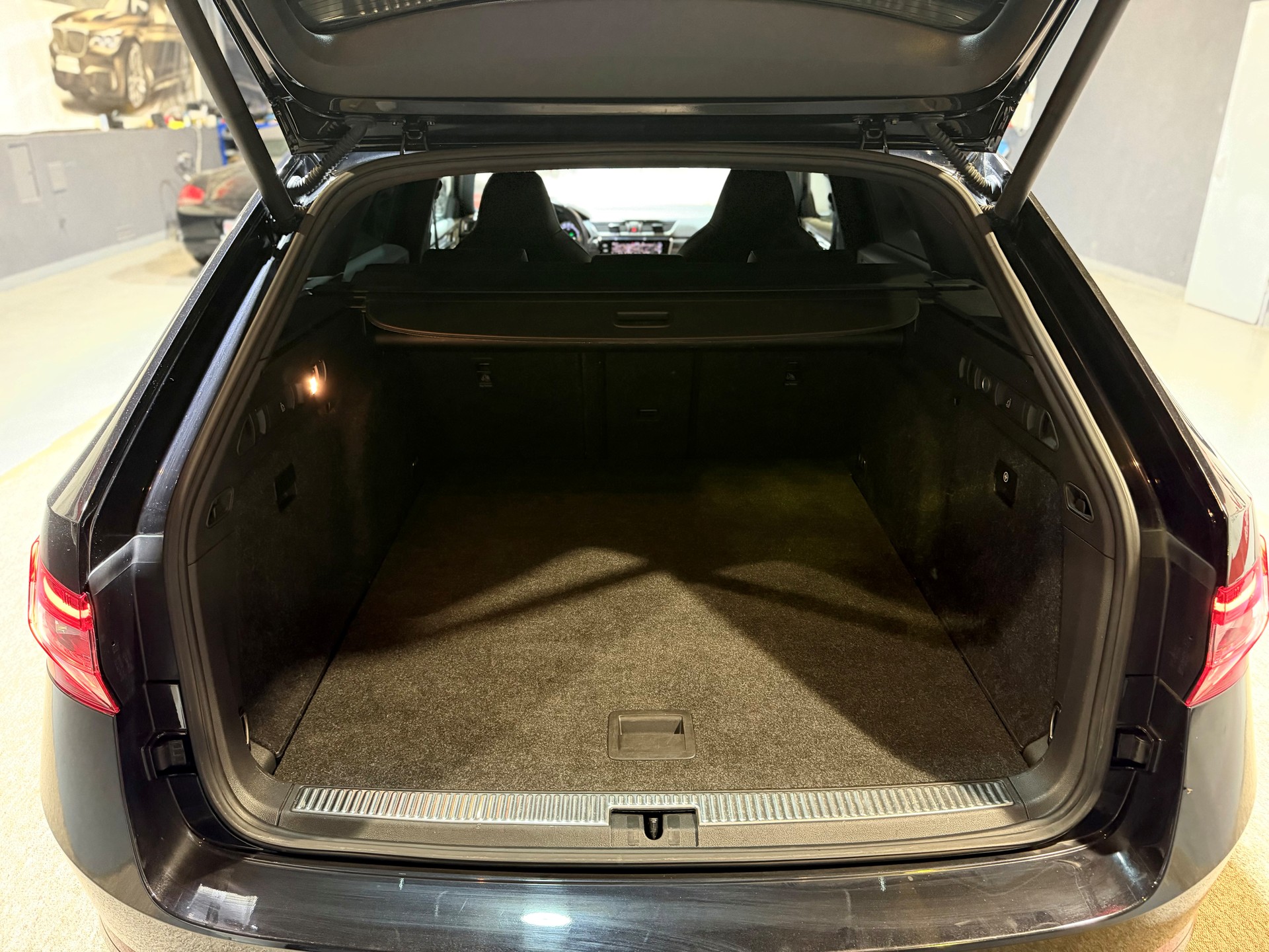 SKODA Superb Combi 2.0 TDi SportLine+ DSG-image-4