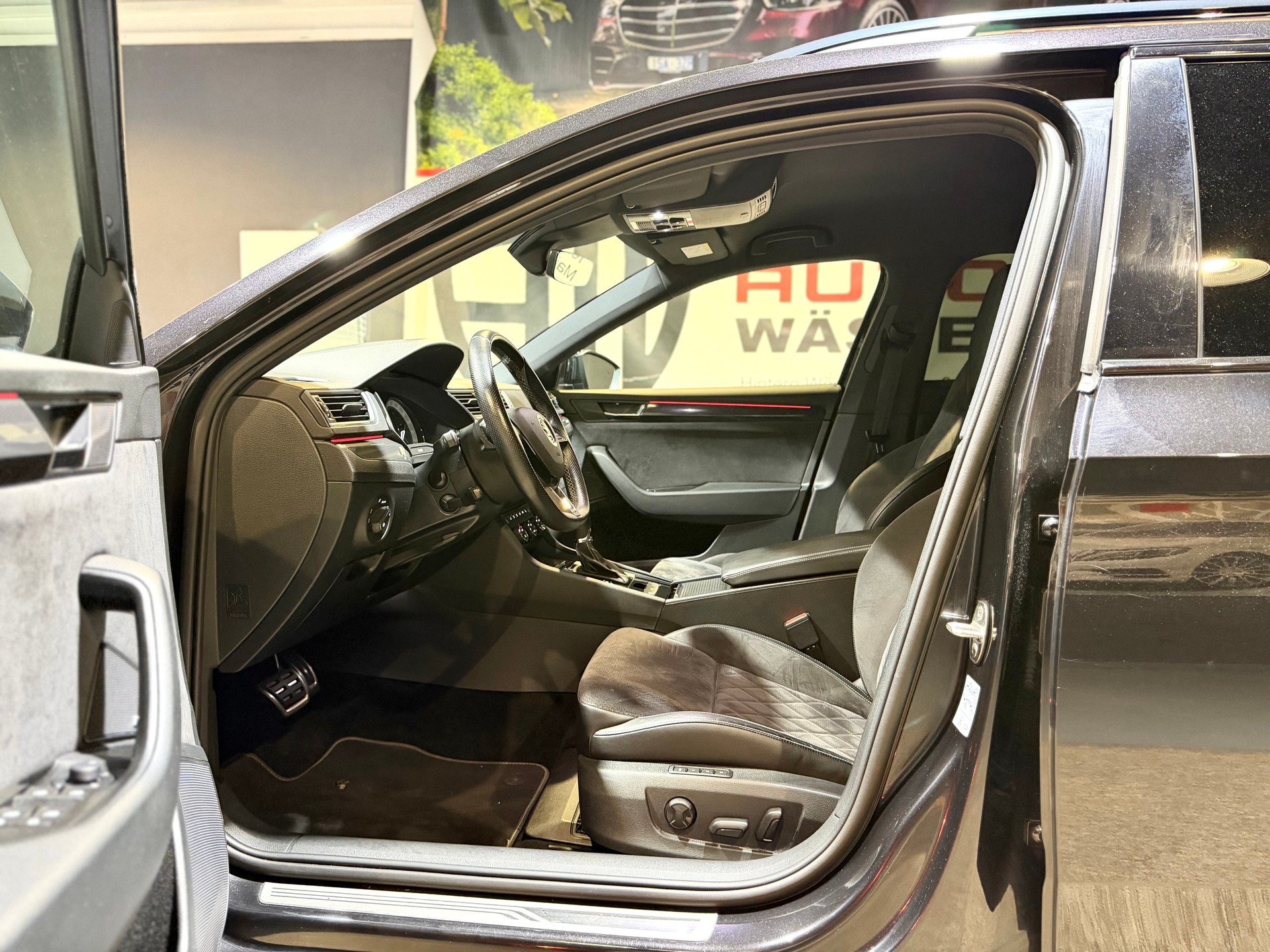 SKODA Superb Combi 2.0 TDi SportLine+ DSG-image-10
