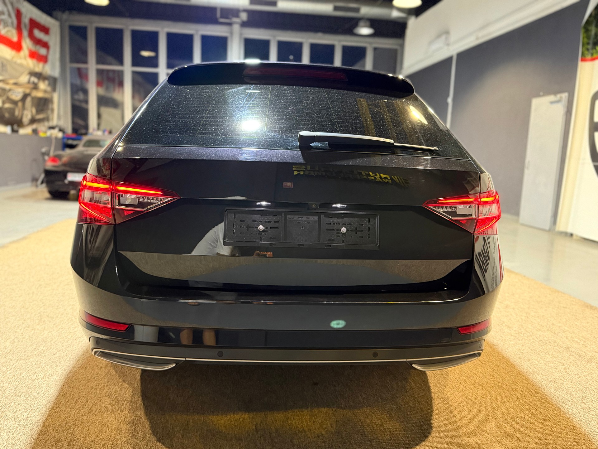 SKODA Superb Combi 2.0 TDi SportLine+ DSG-image-3