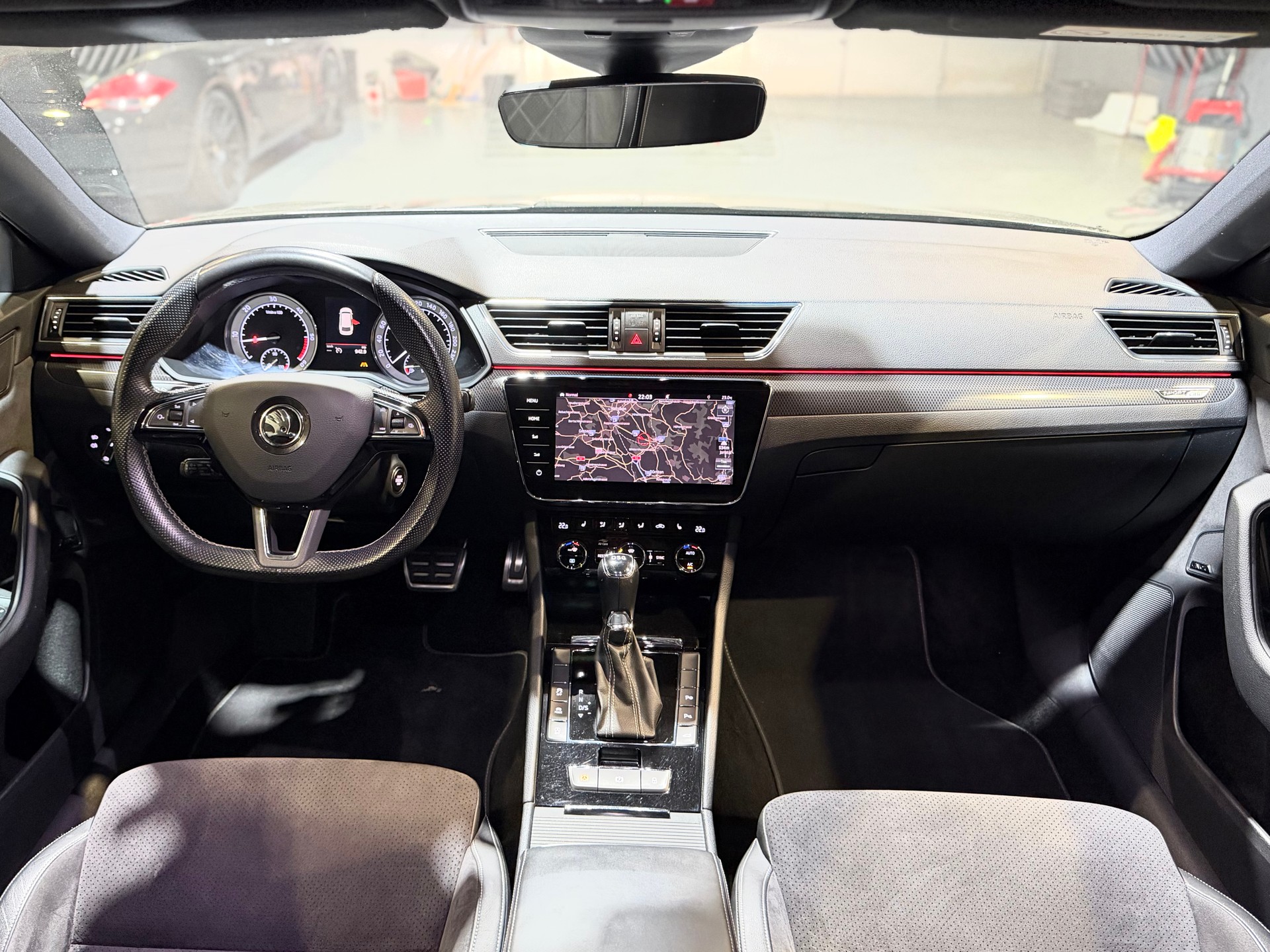 SKODA Superb Combi 2.0 TDi SportLine+ DSG-image-9