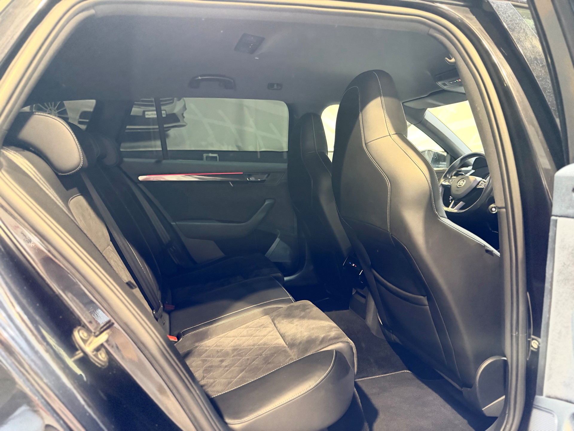 SKODA Superb Combi 2.0 TDi SportLine+ DSG-image-15