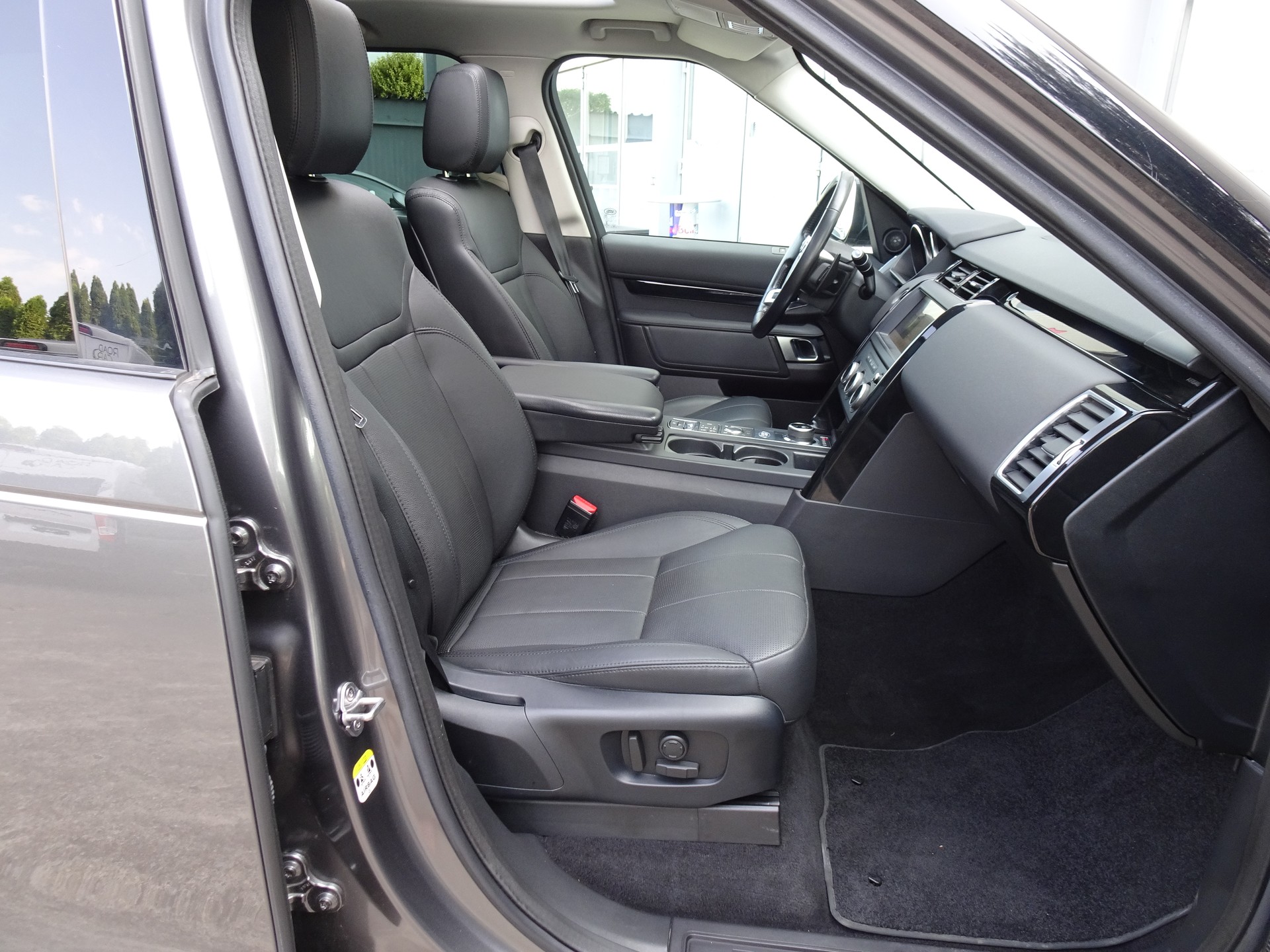 LAND ROVER Discovery 3.0 TD6 HSE Automatic-image-8