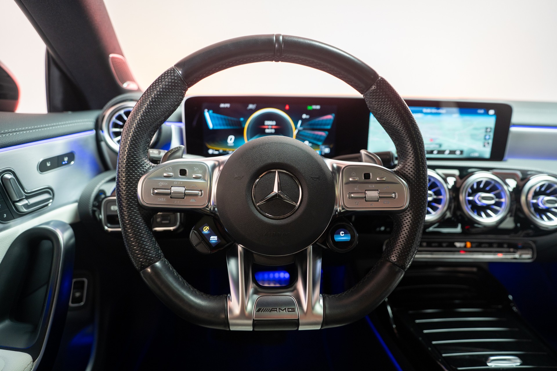 MERCEDES-BENZ CLA 35 AMG 4matic / CH-Fahrzeug / Panorama / 360°Kamera-image-18