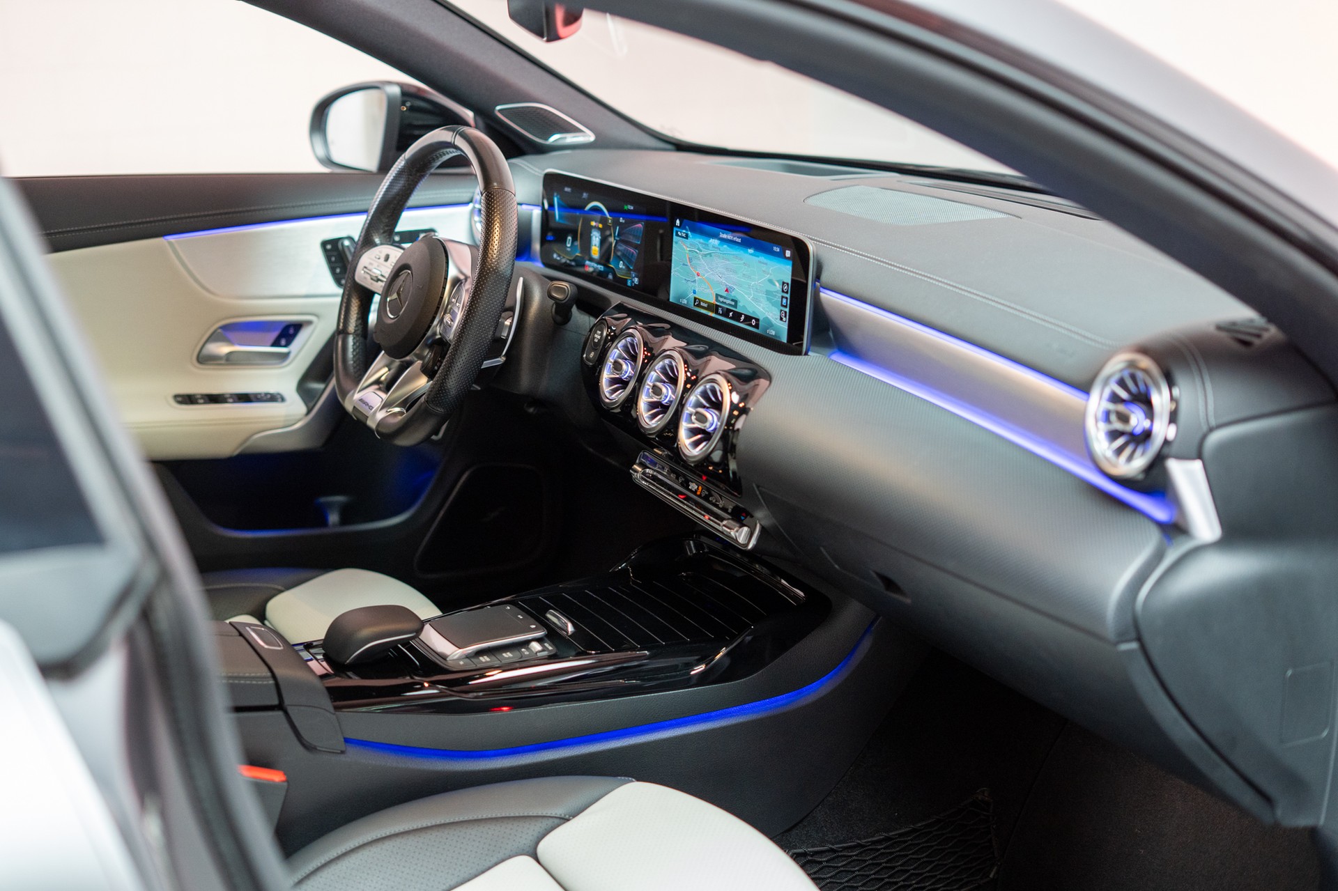 MERCEDES-BENZ CLA 35 AMG 4matic / CH-Fahrzeug / Panorama / 360°Kamera-image-16