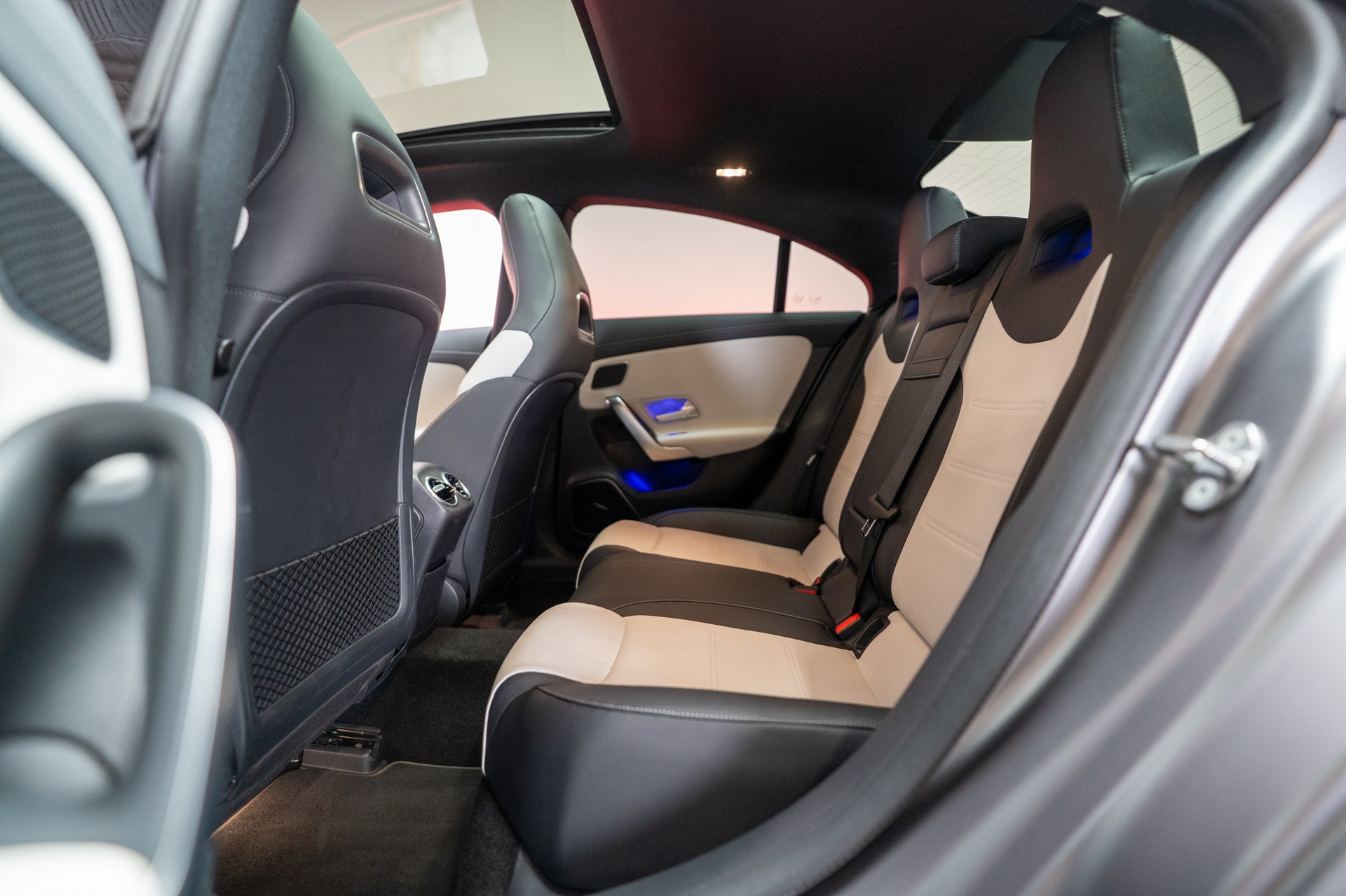 MERCEDES-BENZ CLA 35 AMG 4matic / CH-Fahrzeug / Panorama / 360°Kamera-image-13