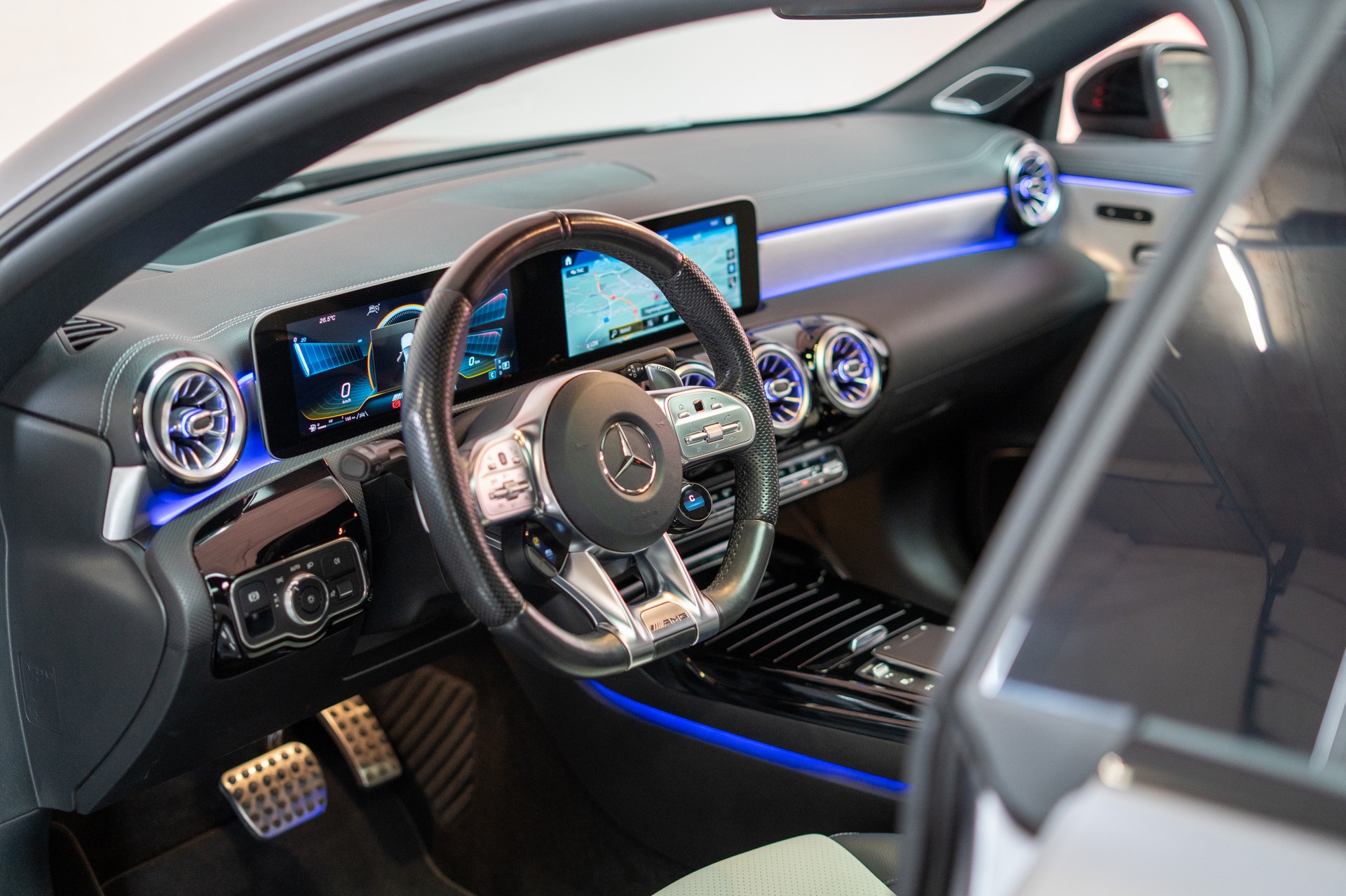MERCEDES-BENZ CLA 35 AMG 4matic / CH-Fahrzeug / Panorama / 360°Kamera-image-11