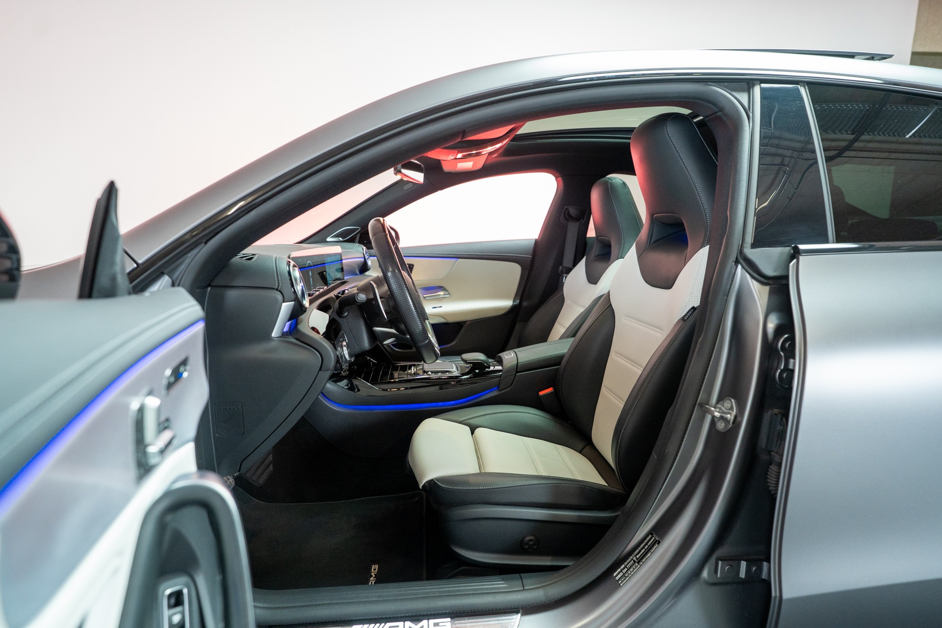MERCEDES-BENZ CLA 35 AMG 4matic / CH-Fahrzeug / Panorama / 360°Kamera-image-8