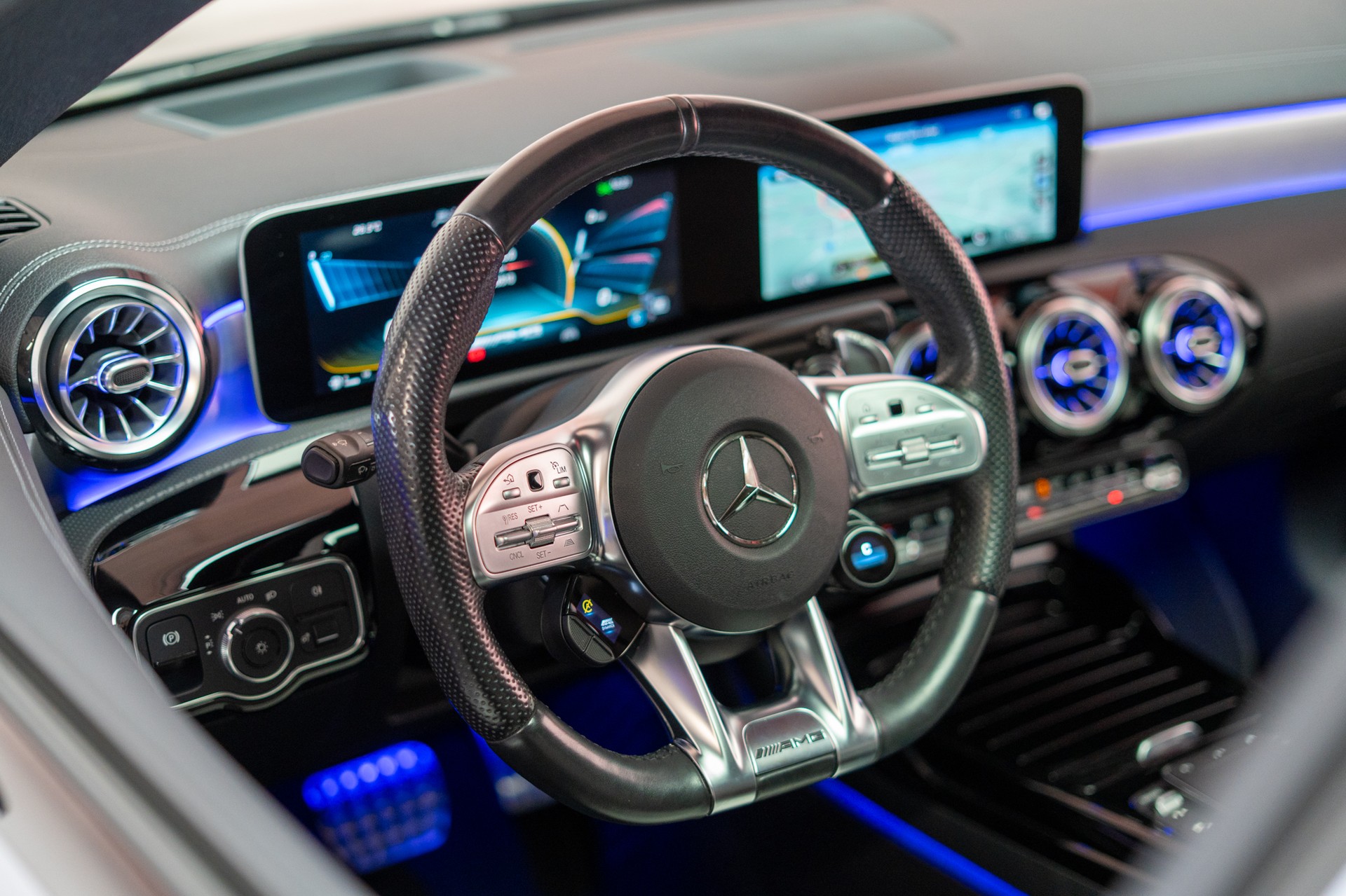 MERCEDES-BENZ CLA 35 AMG 4matic / CH-Fahrzeug / Panorama / 360°Kamera-image-10