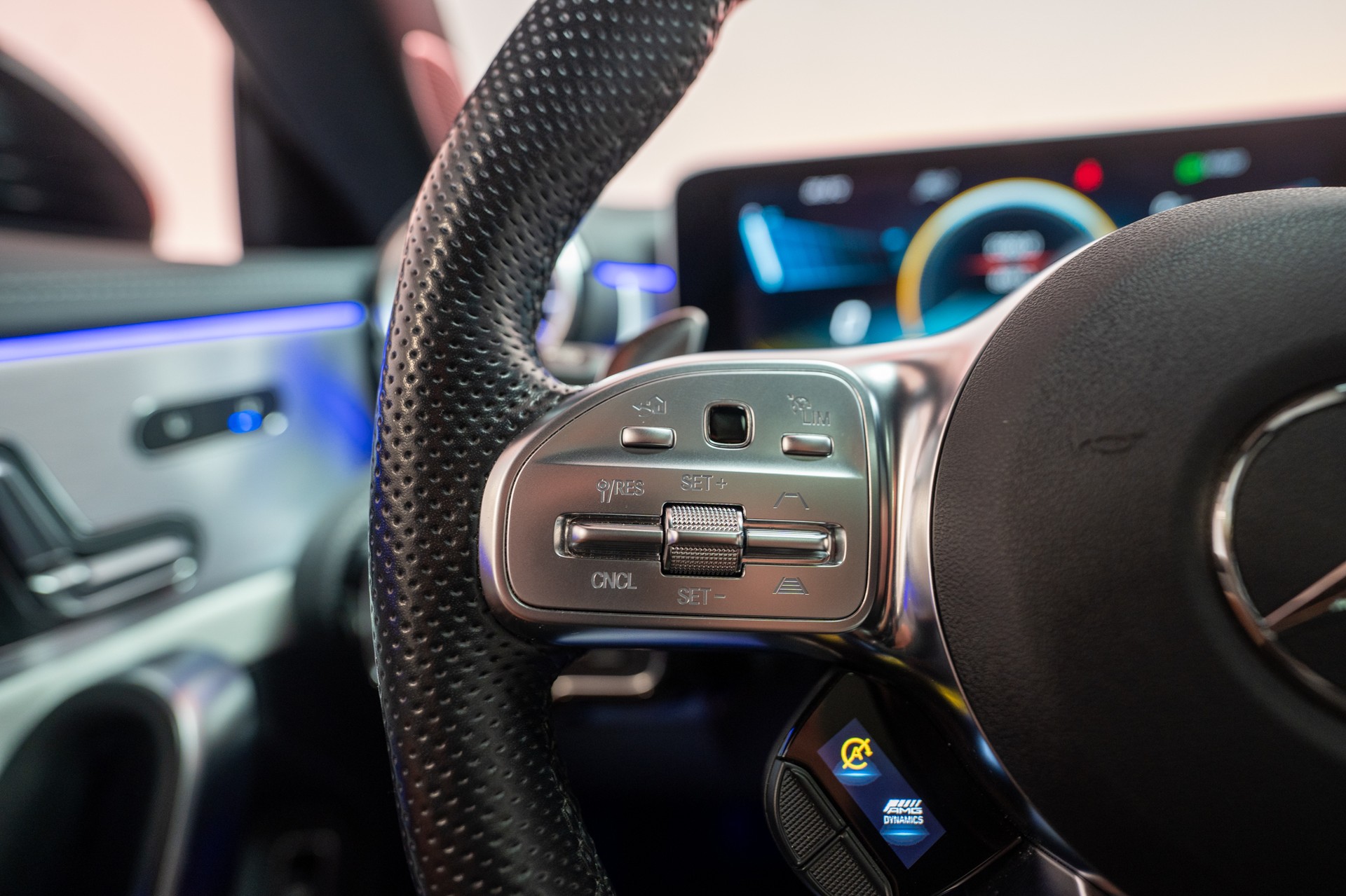MERCEDES-BENZ CLA 35 AMG 4matic / CH-Fahrzeug / Panorama / 360°Kamera-image-19