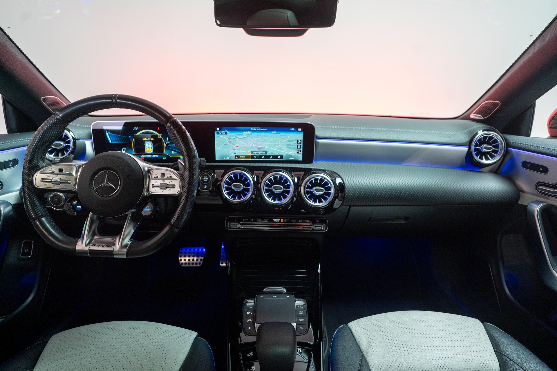 MERCEDES-BENZ CLA 35 AMG 4matic / CH-Fahrzeug / Panorama / 360°Kamera-image-17