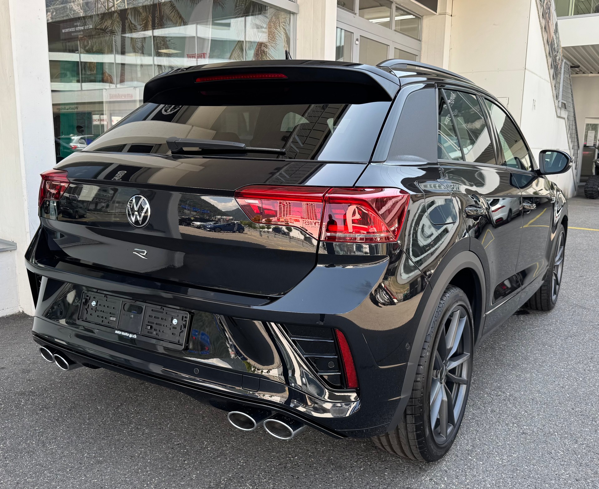 VW T-Roc 2.0 TSI R DSG 4Motion-image-4