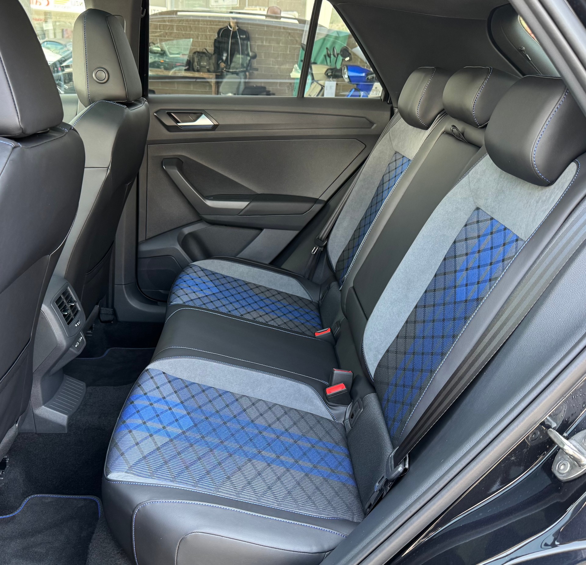 VW T-Roc 2.0 TSI R DSG 4Motion-image-10