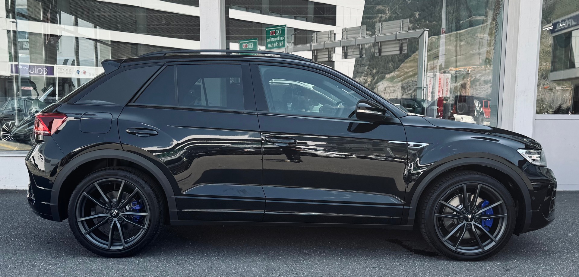 VW T-Roc 2.0 TSI R DSG 4Motion-image-1