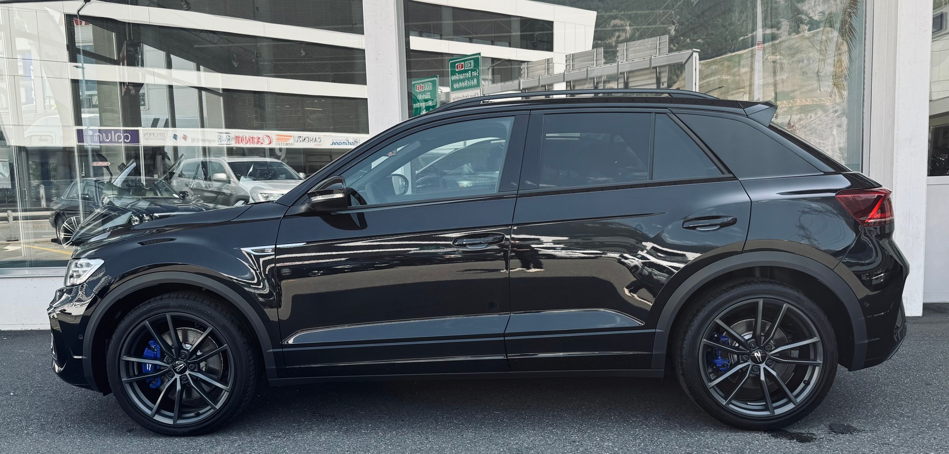 VW T-Roc 2.0 TSI R DSG 4Motion-image-2