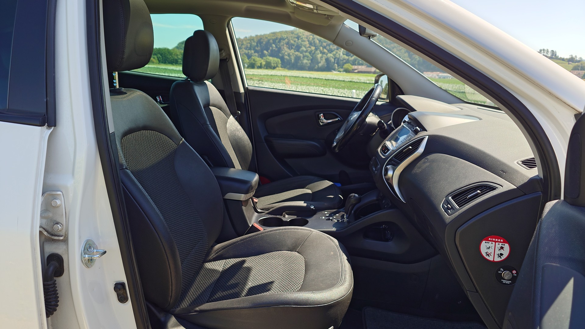 HYUNDAI iX 35 2.0 CRDi Premium 4WD Automatic-image-12