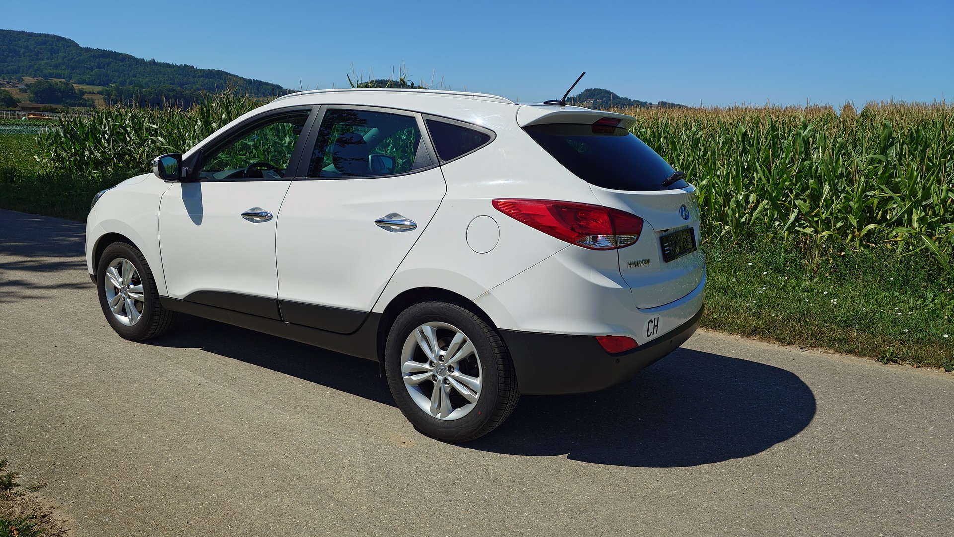 HYUNDAI iX 35 2.0 CRDi Premium 4WD Automatic-image-2