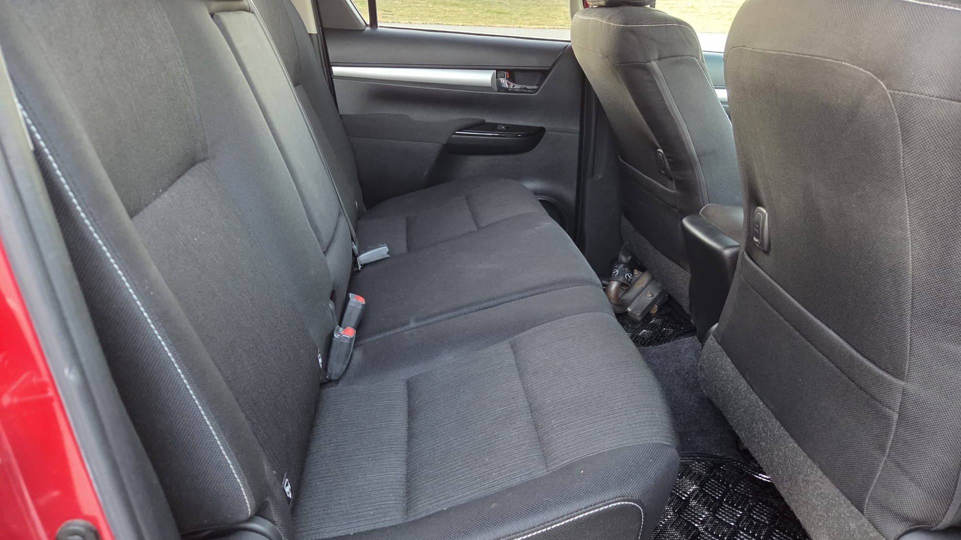 TOYOTA HILUX 2.4 D-4D 50 YEARS EDITION DOUBLE CAB 4x4 AUTOMATIQUE-image-8