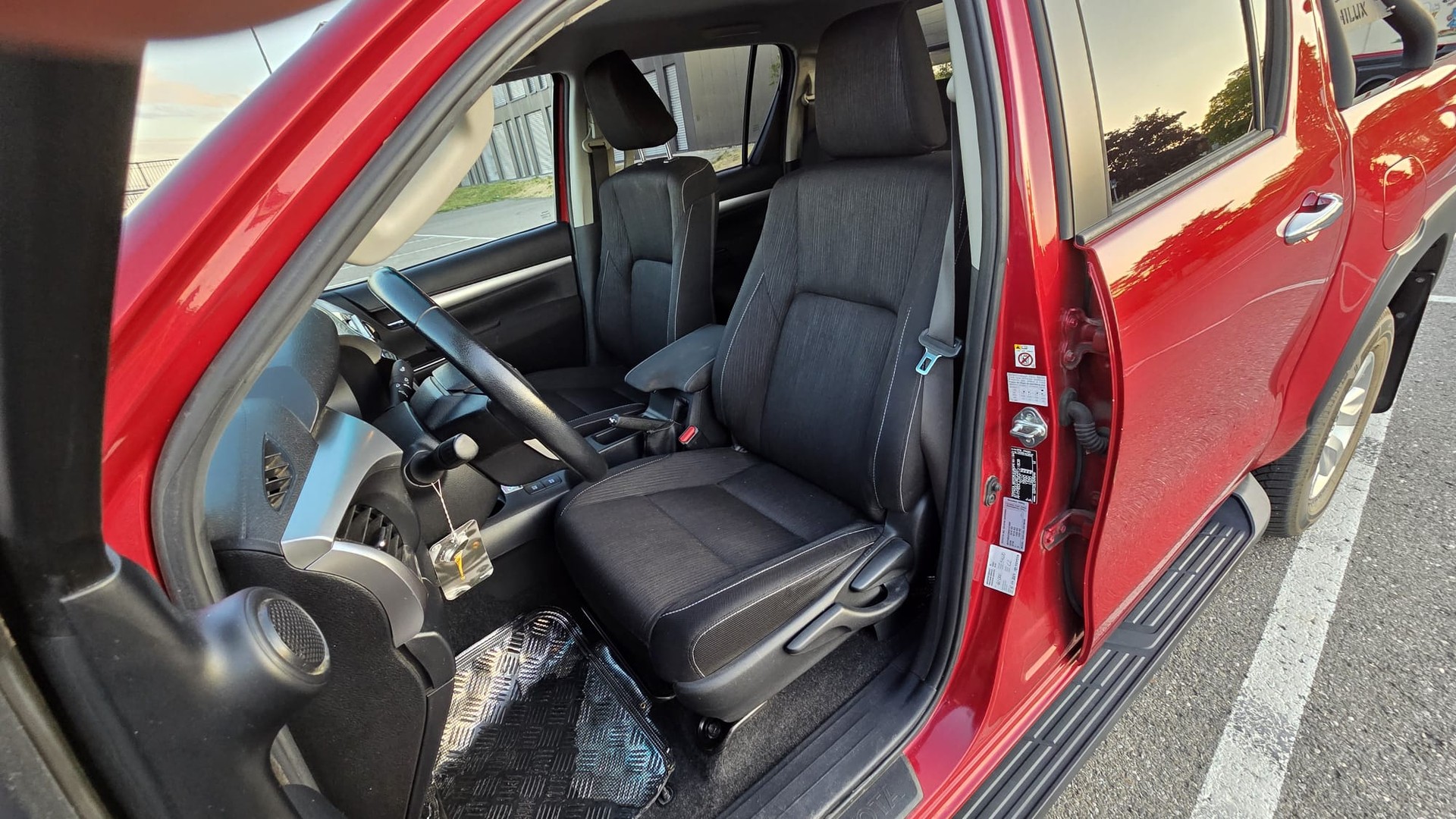 TOYOTA HILUX 2.4 D-4D 50 YEARS EDITION DOUBLE CAB 4x4 AUTOMATIQUE-image-6