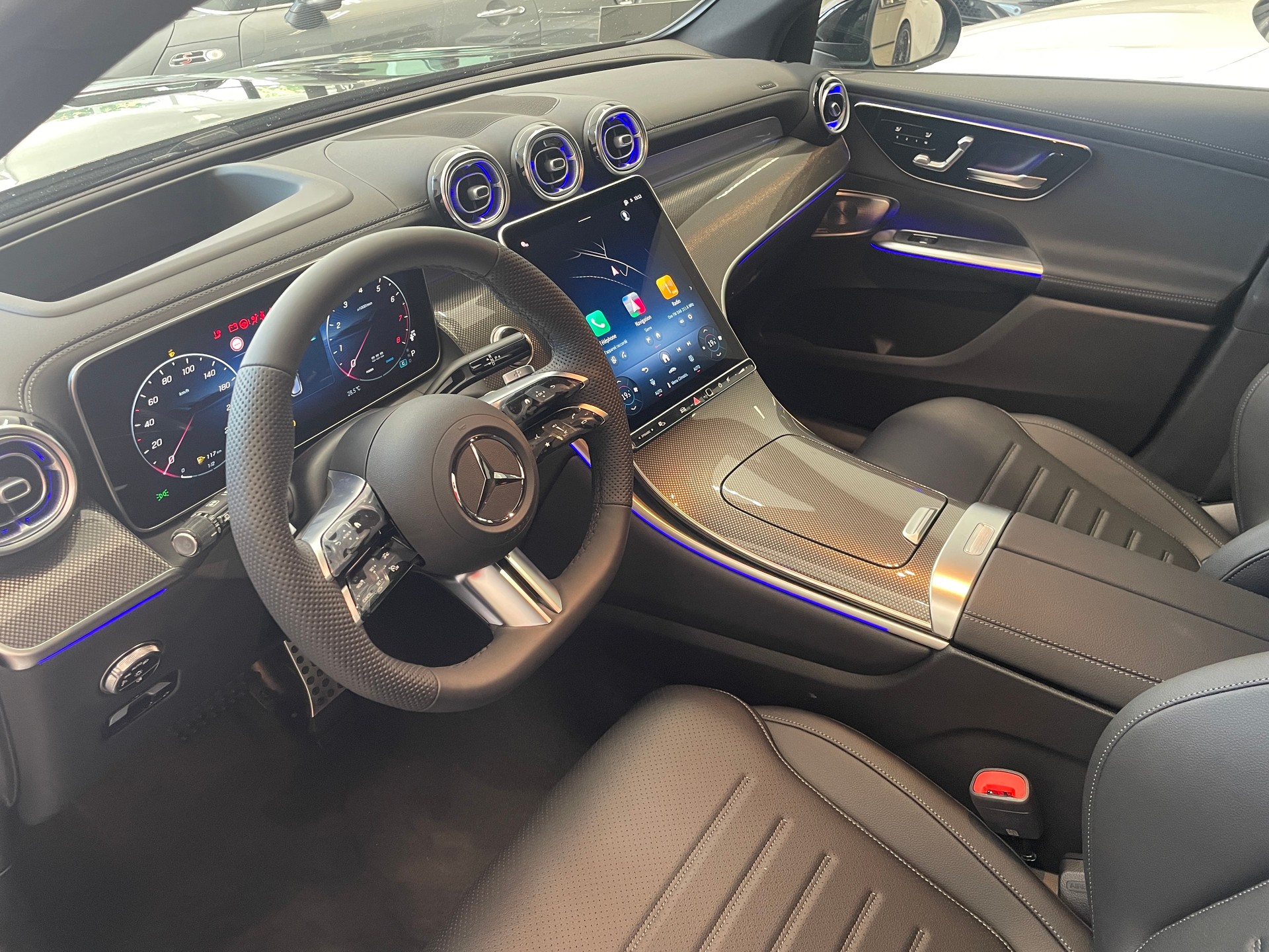 MERCEDES-BENZ GLC 300 4Matic 9G-Tronic AMG Line-image-10