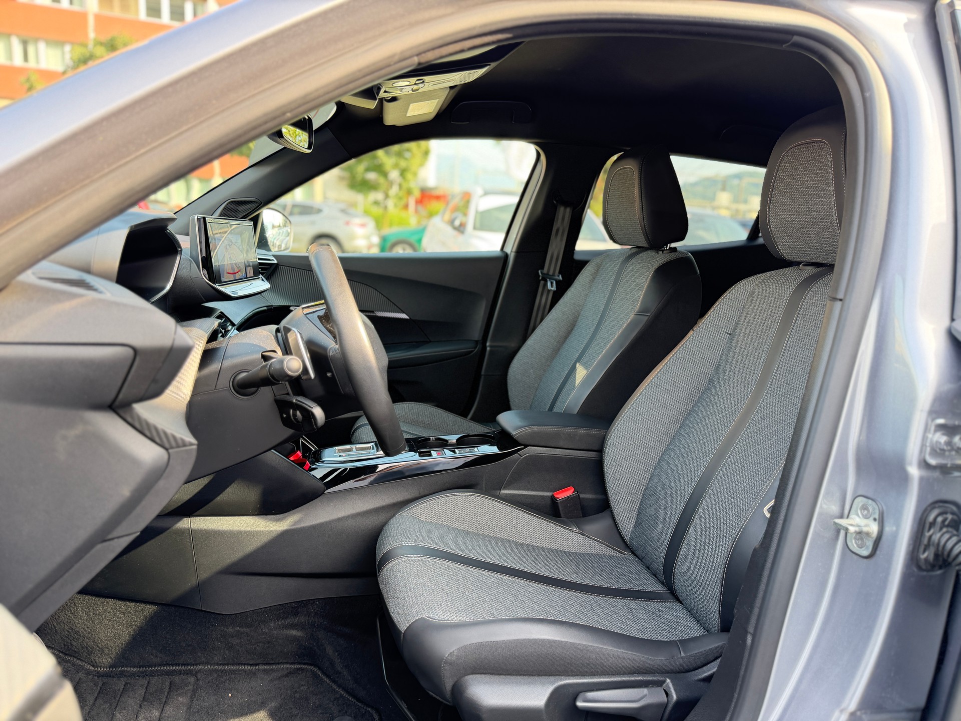 PEUGEOT 2008 1.2 PureTech Allure-image-8