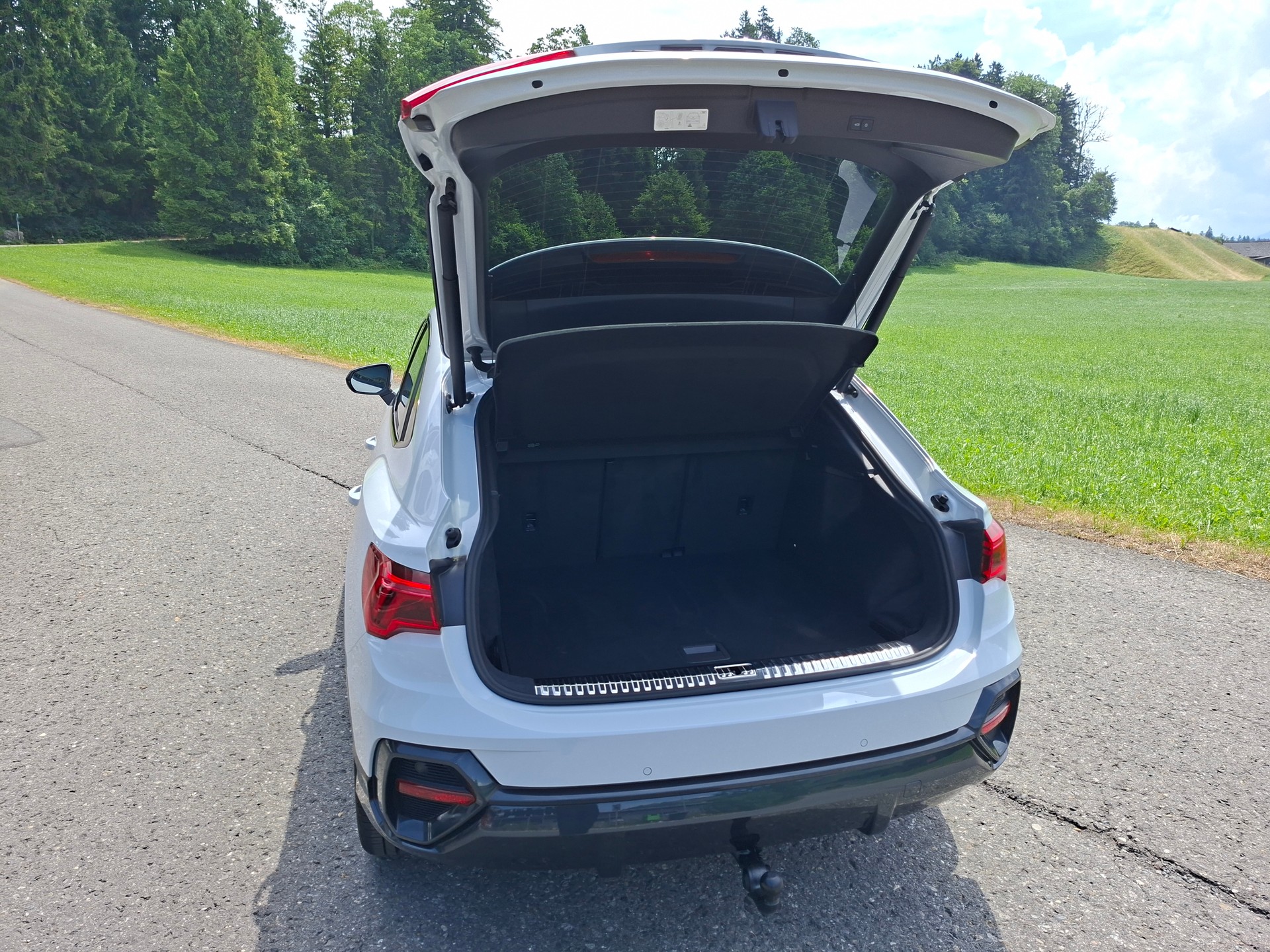 AUDI Q3 Sportback 35 TFSI Attraction S-tronic *Anhängerkupplung+Servicepaket*-image-6