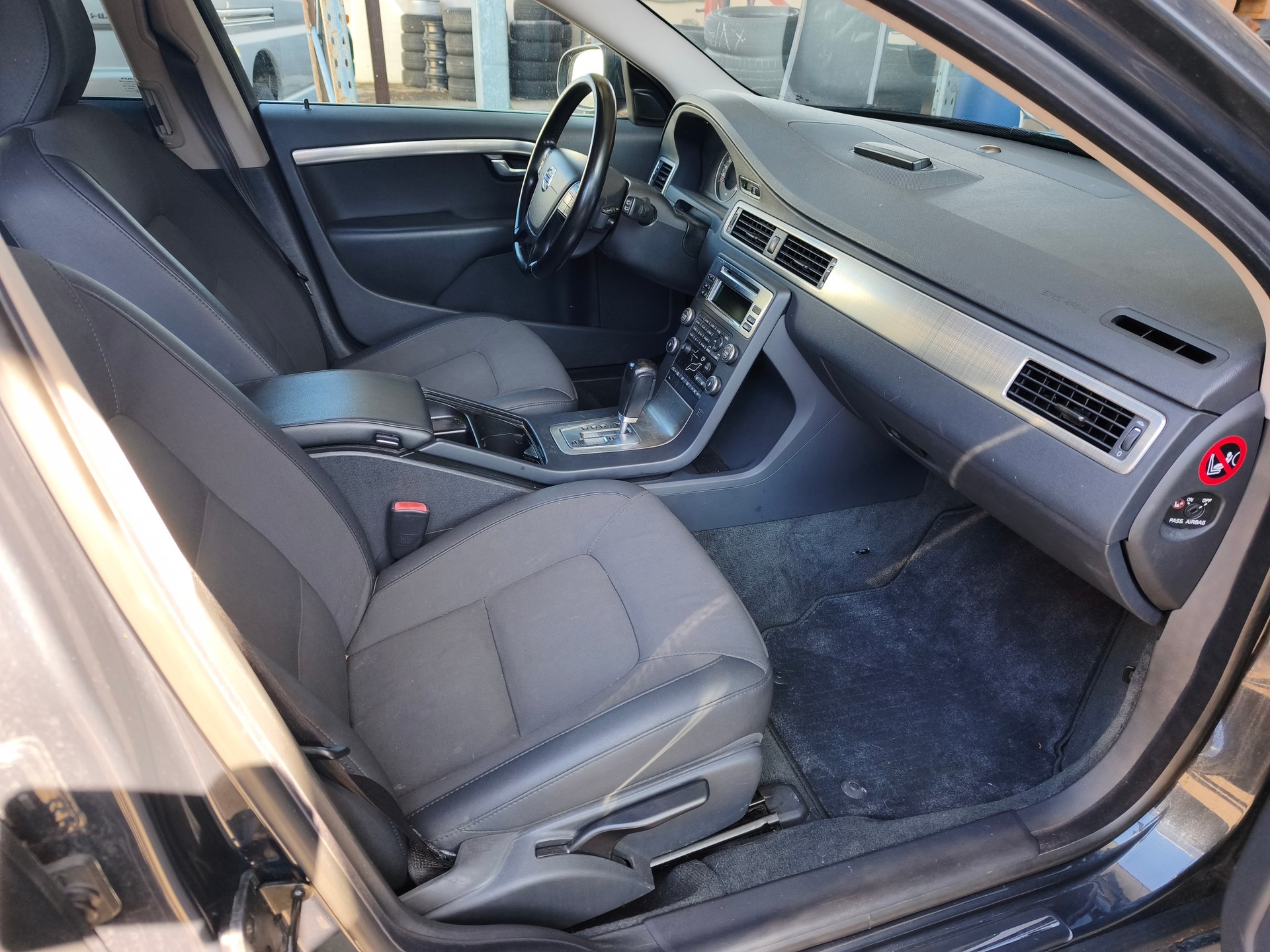 VOLVO V70 D3 Summum Geartronic-image-8