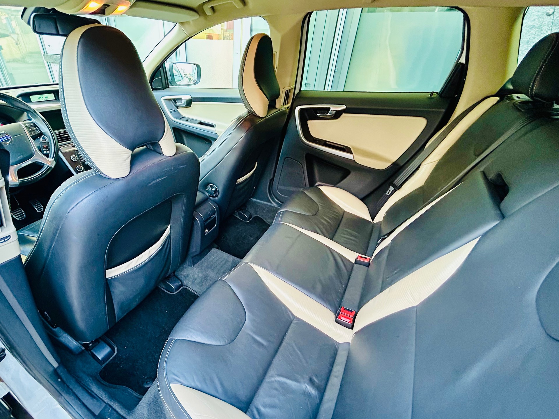 VOLVO XC60 D3 AWD R-Design-image-12