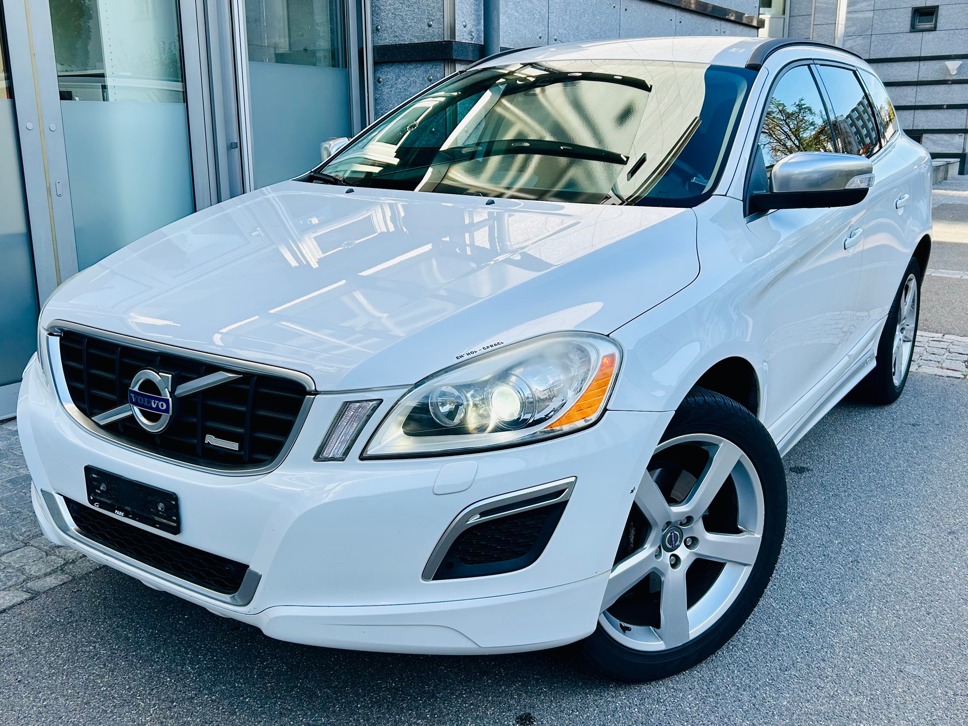 VOLVO XC60 D3 AWD R-Design-image-1