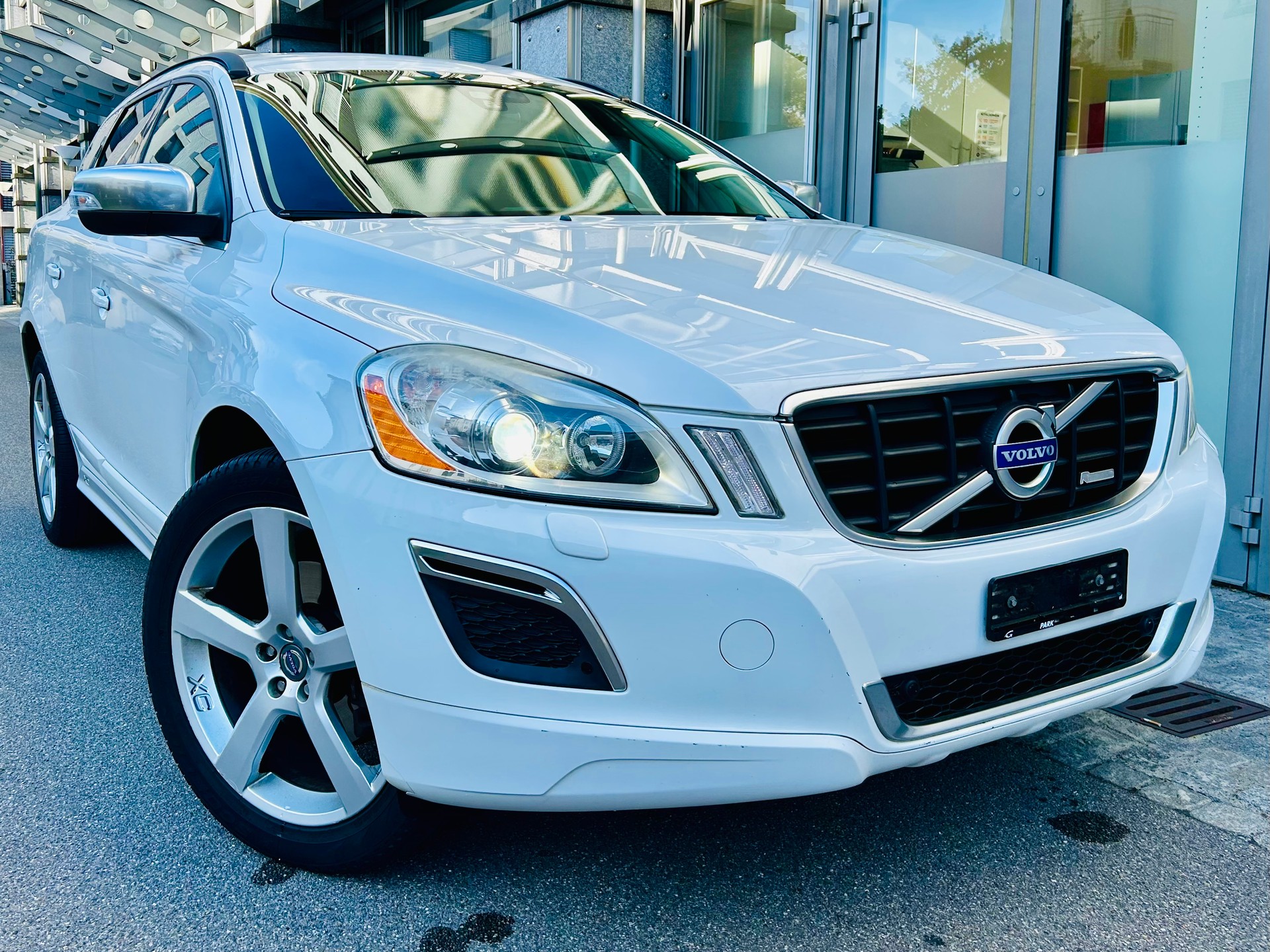 VOLVO XC60 D3 AWD R-Design-image-4